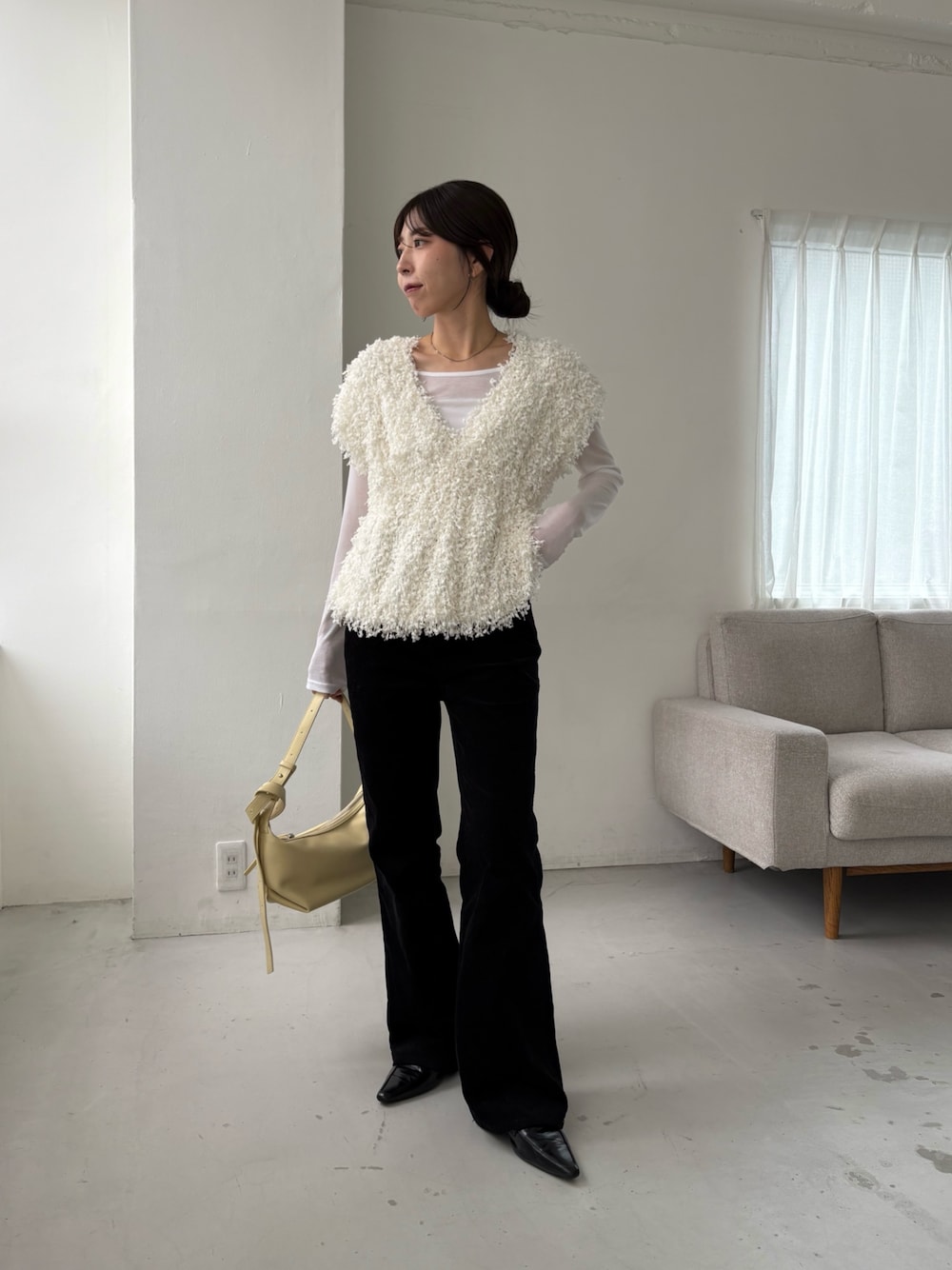 ブラック系のシャツ/ブラウス、ホワイト系のTシャツ/カットソー、ブラック系のローファーを着用したレディースの秋コーディネートの1枚目の写真