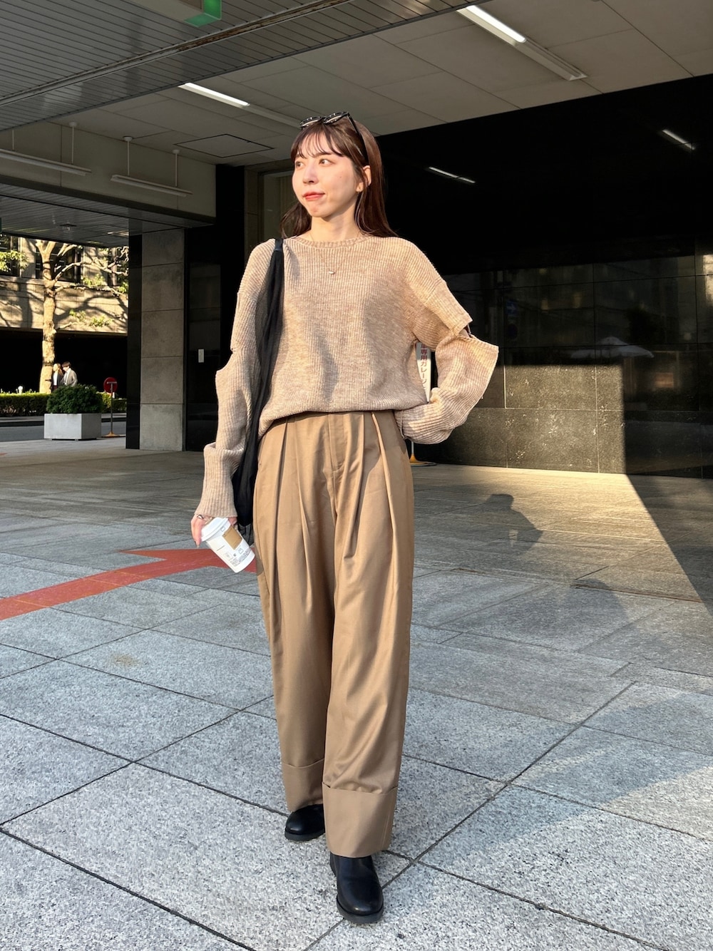 「ファッションを楽しもう、淡色コーデ、ブーツ、ビッグシルエット、お出かけコーデ、スリット、ワイドパンツ、ニット、ベージュ、オトナ女子、大人カジュアル」｜「CAPRICIEUX LE'MAGEのホールスリーブニット（ニット/セーター、ベージュ系）」を使った、mana_lemageさん（レディース・161cm）の秋コーディネートの1枚目の写真