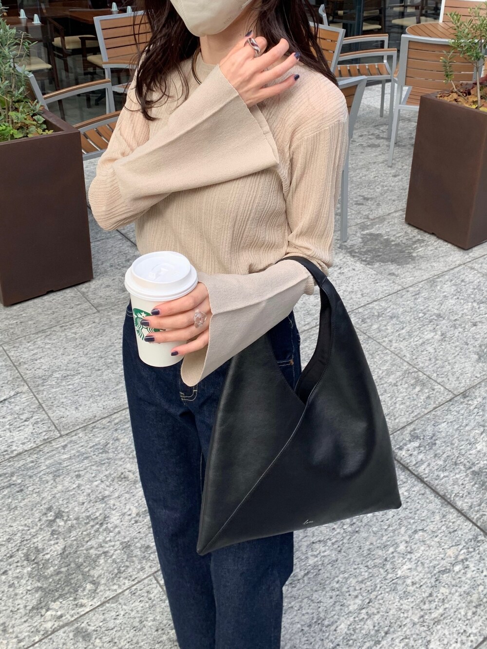 「春服デビュー宣言、フレアスリーブ、デニム、フレアデニム、シアートップス、春服みてみて、休日スタイル、シンプルスタイル、大人カジュアル、オトナ女子」｜「CAPRICIEUX LE'MAGEの〈Lee/リー〉フレアデニム（デニムパンツ、ブルー系）」を使った、mana_lemageさん（レディース・161cm）の春コーディネートの2枚目の写真