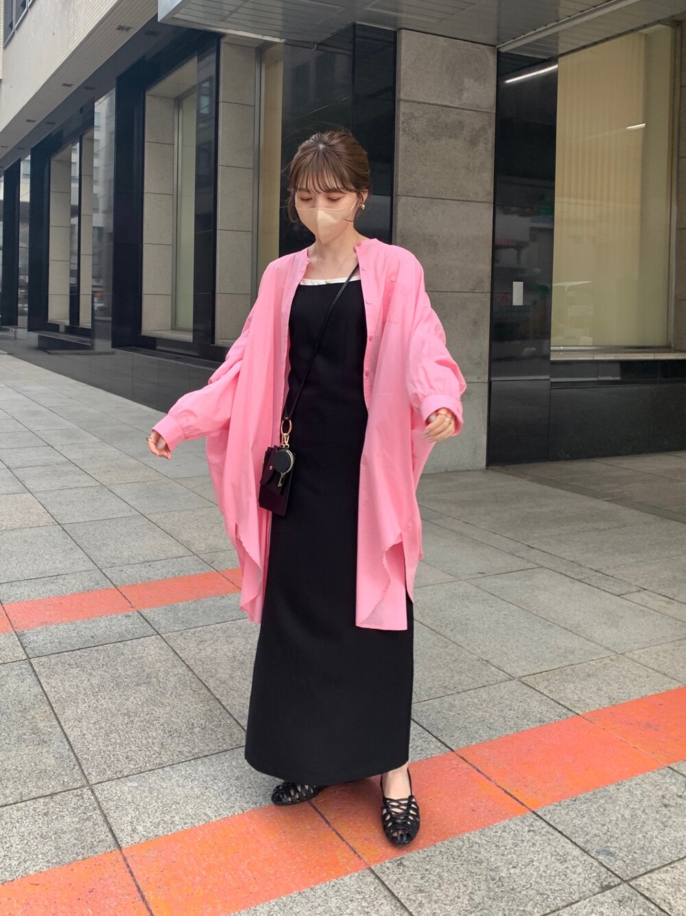 「ピンク、ピンクコーデ、キャミワンピ、レイヤードスタイル、シンプルコーデ、春コーデ、パステル映える春、シャツスタイル、大人カジュアル、韓国ファッション」｜「CAPRICIEUX LE'MAGEのヨークギャザーロングシャツ（シャツ/ブラウス、ピンク系）」を使った、mana_lemageさん（レディース・161cm）の春コーディネートの1枚目の写真