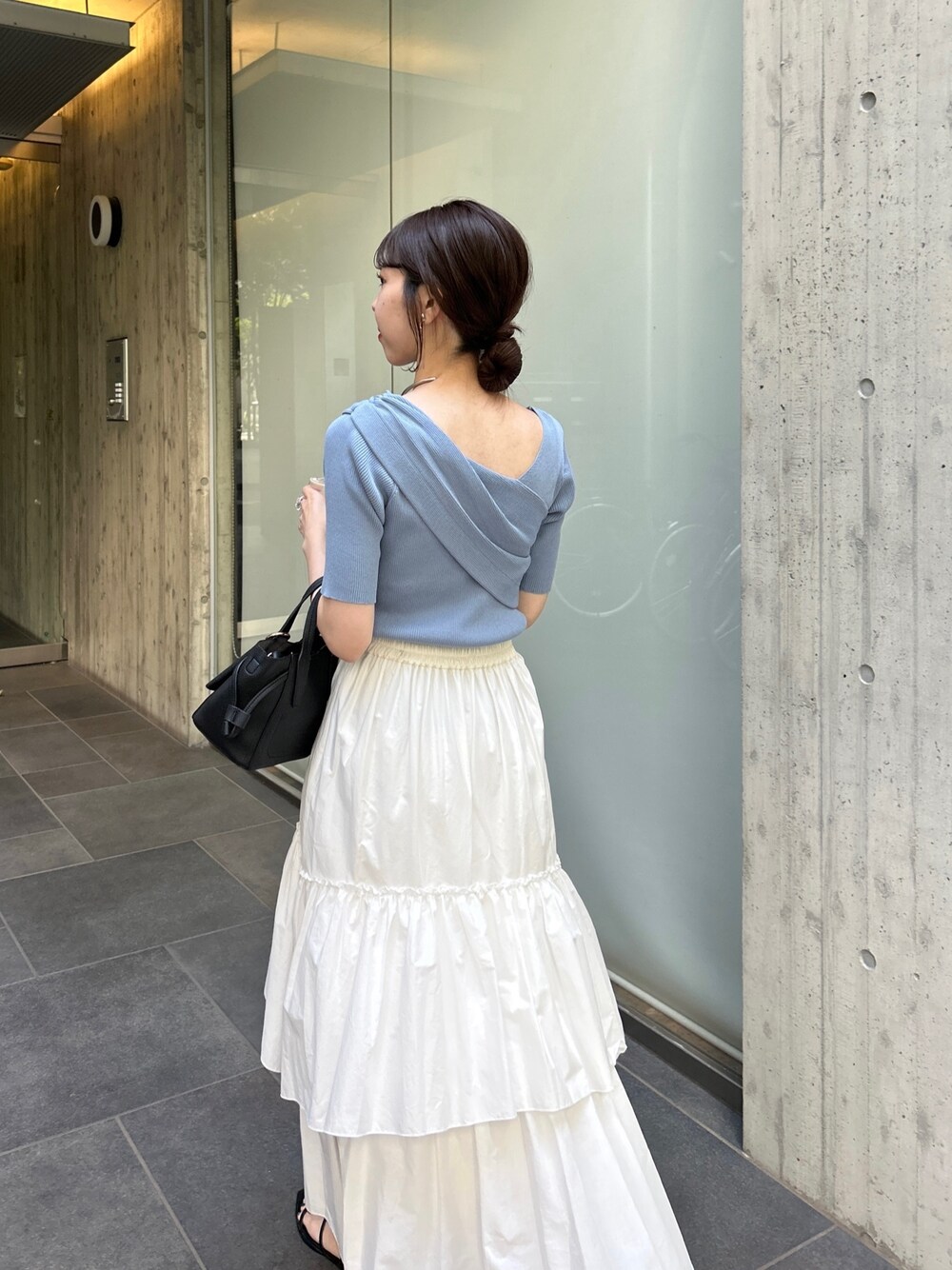 「このスタイルがお気に入り、お出かけコーデ、夏コーデ、休日スタイル、アシンメトリー、サマーニット、ティアードスカート、キレイめ、カラーコーデ、ブルー、オトナ女子」｜「CAPRICIEUX LE'MAGEのアシメVネックニット（ニット/セーター、ブルー系）」を使った、mana_lemageさん（レディース・161cm）の夏コーディネートの3枚目の写真