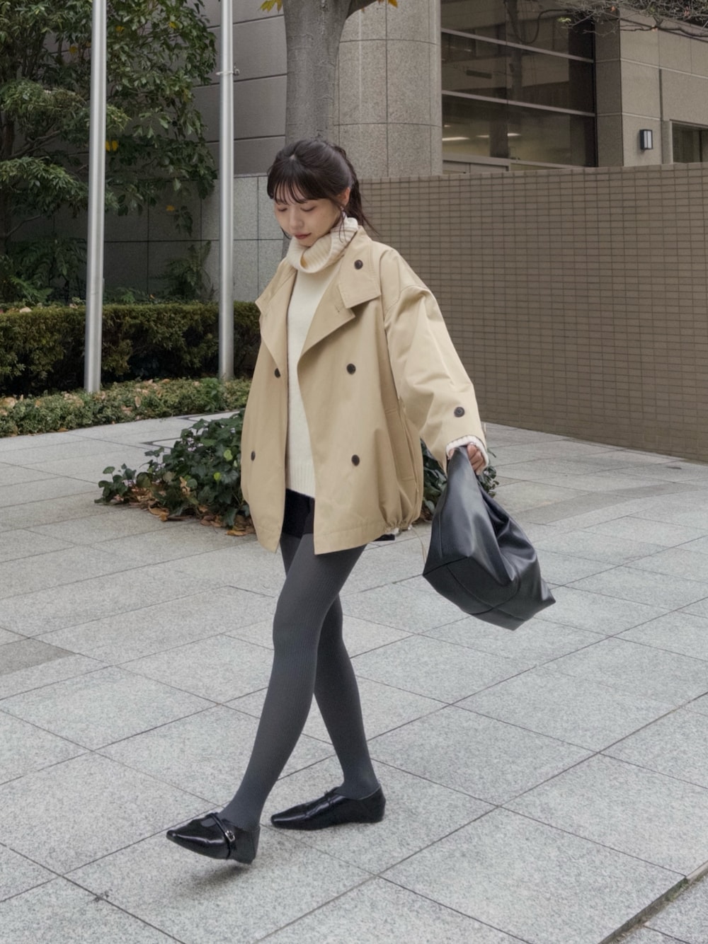 「お出かけコーデ、デートコーデ、きれいめカジュアル、トレンチコート、ニット、タートルネック、グレータイツ、ショートパンツ、ミドルコート、オトナ女子」｜「CAPRICIEUX LE'MAGEの【サイズ展開あり】ミドルトレンチコート（その他アウター、ベージュ系）」を使った、mana_lemageさん（レディース・161cm）の冬コーディネートの1枚目の写真