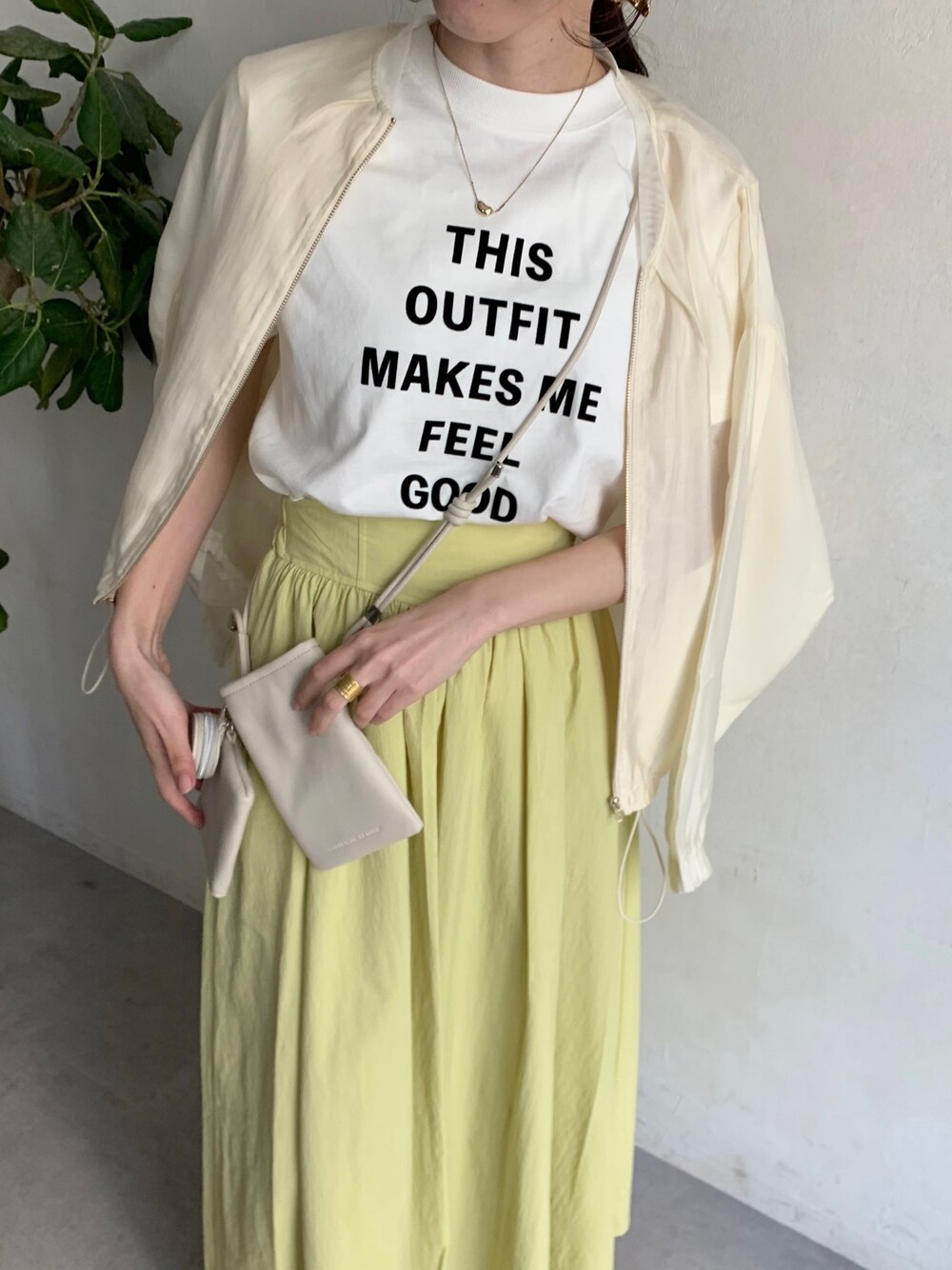 「Tシャツ、ロゴT、フレアスカート、ブルゾン、春服みてみて、休日スタイル、春コーデ、カラーコーデ、フラットシューズ、レイヤードスタイル、イエロー、オトナ女子、大人カジュアル」｜「CAPRICIEUX LE'MAGEの2WAY半袖フロッキーTシャツ（Tシャツ/カットソー、ホワイト系）」を使った、mana_lemageさん（レディース・161cm）の春コーディネートの3枚目の写真