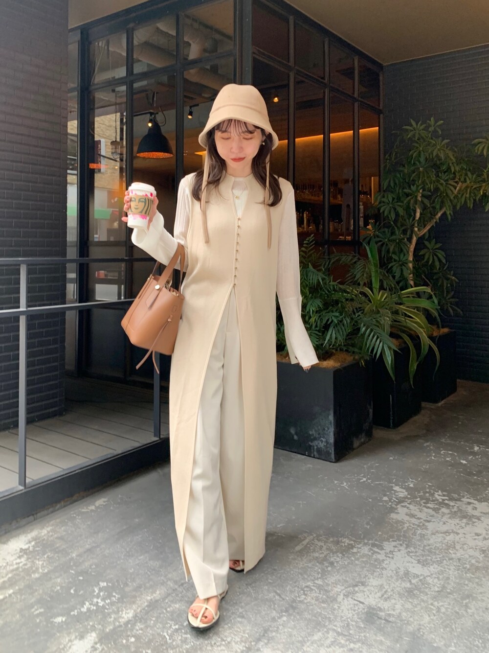 「春服みてみて、スクエアバッグ、休日スタイル、春コーデ、ワンピース、ジレ、フレアスリーブ、レイヤードスタイル、ワントーンコーデ、淡色コーデ、ロングワンピース、オトナ女子、大人カジュアル」｜「CAPRICIEUX LE'MAGEのフレアスリーブシアープルオーバー（ニット/セーター、ホワイト系）」を使った、mana_lemageさん（レディース・161cm）の春コーディネートの1枚目の写真