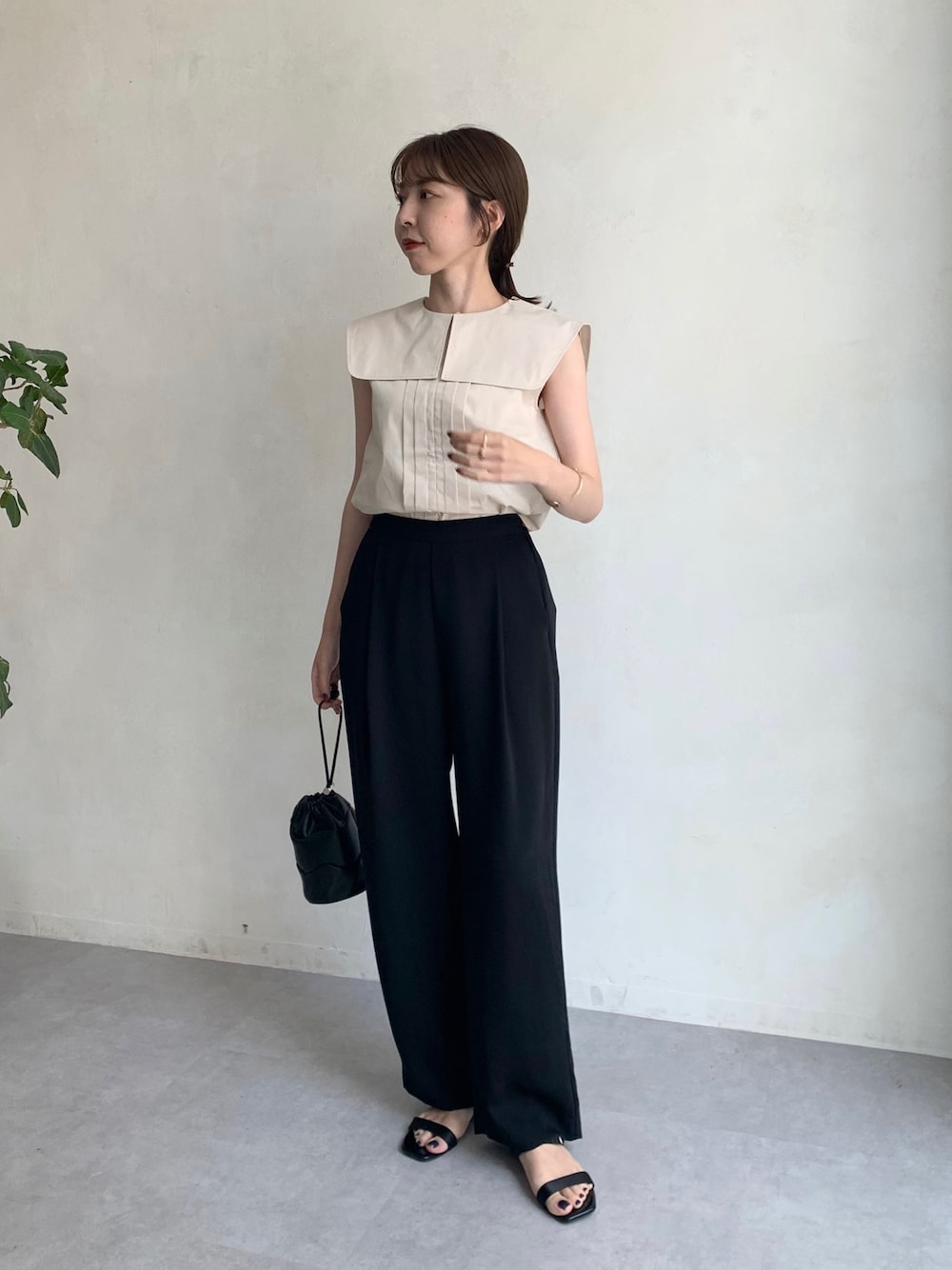 「きれいめカジュアル、夏セールで買いました、シンプルコーデ、タックイン、襟付きトップス、ノースリーブ、モノトーン、オトナカジュアル、オトナ女子、夏コーデ、休日スタイル」｜「CAPRICIEUX LE'MAGEのケープ襟シャツ（シャツ/ブラウス、ホワイト系）」を使った、mana_lemageさん（レディース・161cm）の夏コーディネートの2枚目の写真