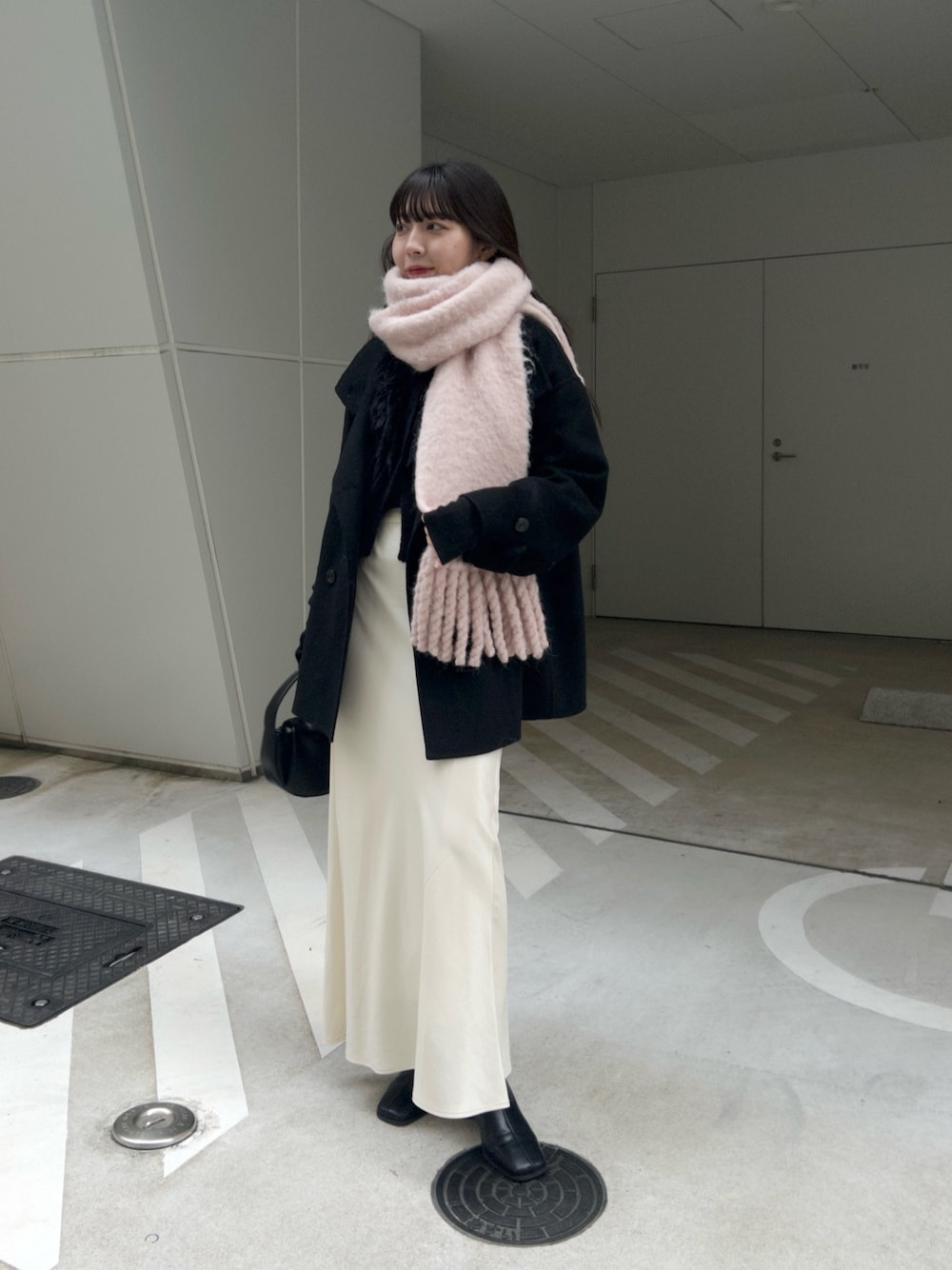 「冬アウター、最近のいい感じコーデ、マフラー、サテンスカート、モノトーンコーデ、ピンク、きれいめカジュアル、お出かけコーデ、冬コーデ、クリスマスに着たい服、マフラーぐるぐる、オトナ女子」｜「CAPRICIEUX LE'MAGEの【サイズ展開あり】Wフェイススタンドウールコート（その他アウター、ブラック系）」を使った、mana_lemageさん（レディース・161cm）の秋コーディネートの1枚目の写真