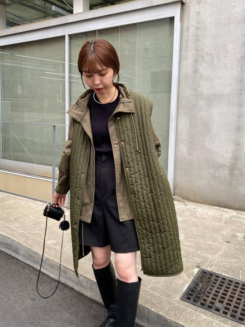 「秋冬コーデ、ビッグシルエット、ロングブーツ、キルティングジャケット、冬コーデ、モード、カーキ、ハーフパンツ、レイヤードスタイル、大人カジュアル、休日スタイル」|「CAPRICIEUX LE'MAGEのデザインスリーブニット(ニット/セーター、ブラック系)」を使った、mana_lemageさん(レディース・161cm)の秋コーディネートの3枚目の写真