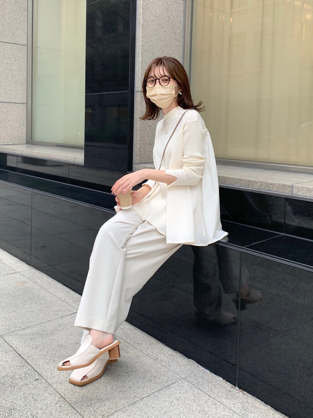 「デザイントップス、フレア、ニット、淡色コーデ、メガネ女子、シンプルコーデ、ホワイトコーデ、ワントーンコーデ、大人カジュアル、きれいめカジュアル、春コーデ」|「CAPRICIEUX LE'MAGEのドッキングフレアリブプルオーバー(ニット/セーター、ホワイト系)」を使った、mana_lemageさん(レディース・161cm)の冬コーディネートの2枚目の写真