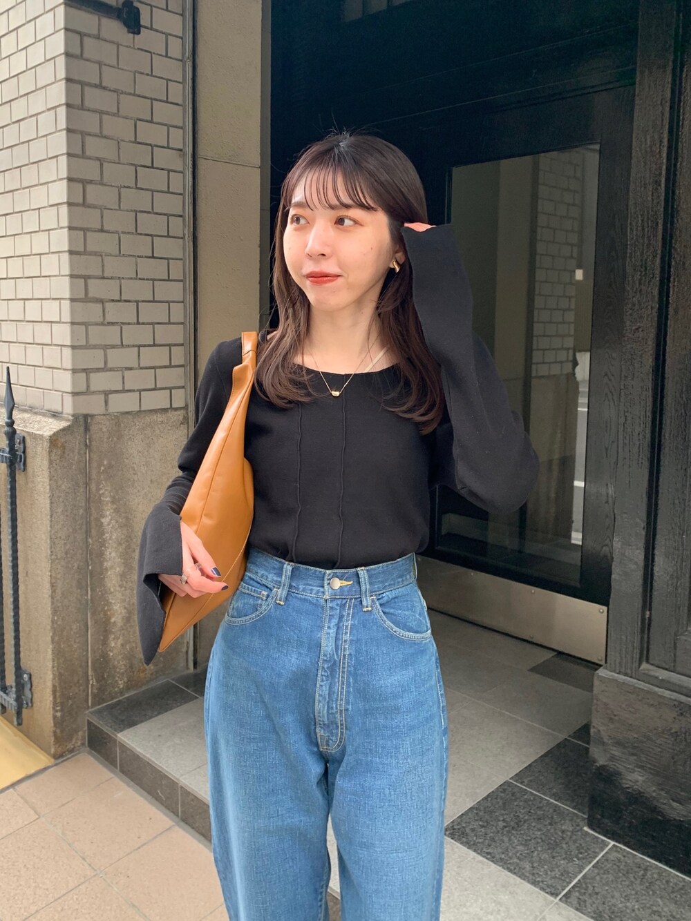 「デニム、春服デビュー宣言、トートバッグ、シンプルコーデ、きれいめカジュアル、春服みてみて、ロンT、フレアスリーブ、大人カジュアル、オトナ女子、休日スタイル」｜「EDITIONのアイテム（デニムパンツ、ブルー系）」を使った、mana_lemageさん（レディース・161cm）の春コーディネートの3枚目の写真