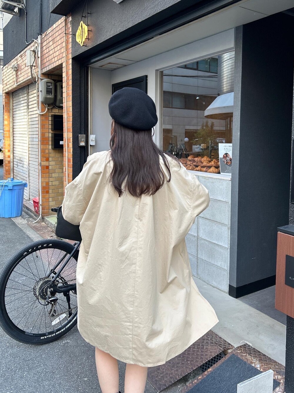 「ファッションを楽しもう、レイヤードスタイル、シャツスタイル、ハーフパンツ、ベレー帽、ミニワンピ、ベージュ、大人カジュアル、オトナ女子、休日スタイル」｜「CAPRICIEUX LE'MAGEのハイネックリブプルオーバー（ニット/セーター、ブラック系）」を使った、mana_lemageさん（レディース・161cm）の秋コーディネートの3枚目の写真