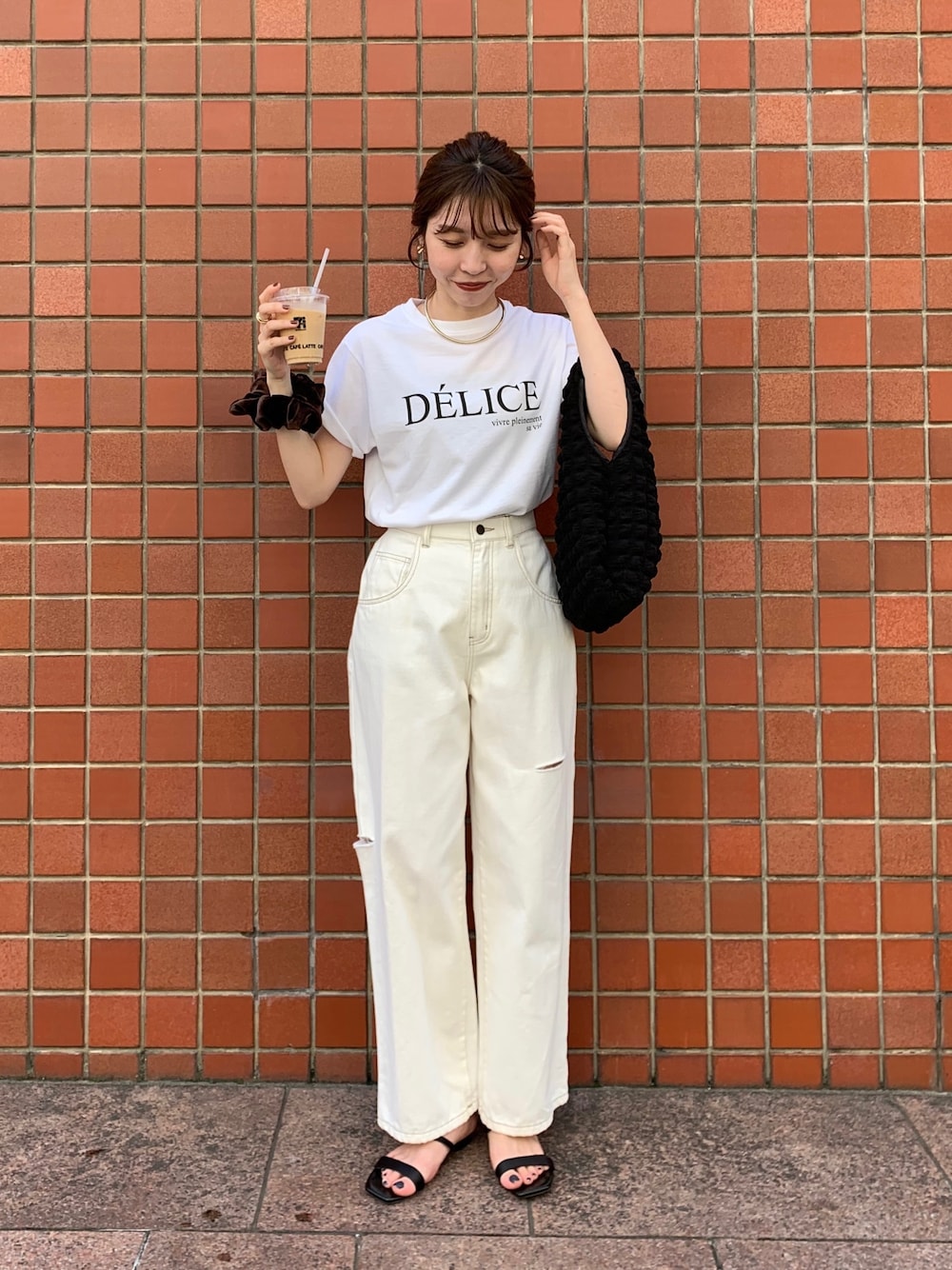 「デニム、ホワイトデニム、夏コーデ、ワントーンコーデ、ロゴT、モノトーン、オトナカジュアル、オトナ女子、白Tシャツ、デニムパンツ、バックプリント」｜「CAPRICIEUX LE'MAGEのDELICE PHOTO Tシャツ（Tシャツ/カットソー、ホワイト系）」を使った、mana_lemageさん（レディース・161cm）の夏コーディネートの1枚目の写真