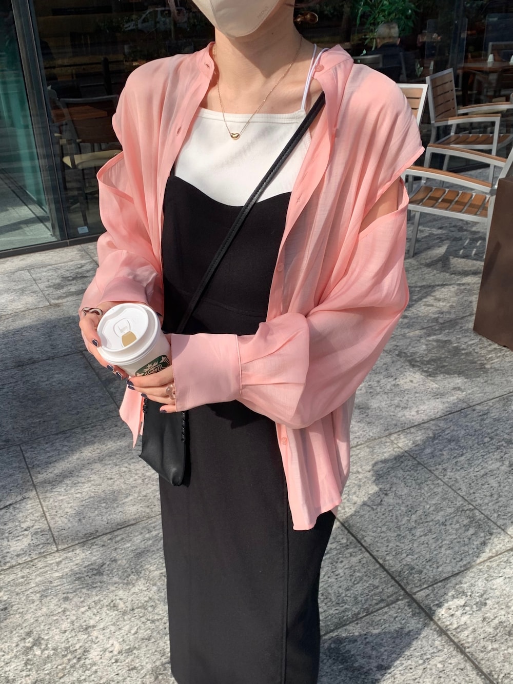 「ほめられ本命コーデ、ビビッドカラー、春色、レイヤードスタイル、キャミワンピ、ピンク、カラーコーデ、オトナ女子、大人カジュアル、休日スタイル、カラーシャツ」｜「CAPRICIEUX LE'MAGEのビスチェ風キャミワンピース（ワンピース、ブラック系）」を使った、mana_lemageさん（レディース・161cm）の冬コーディネートの4枚目の写真