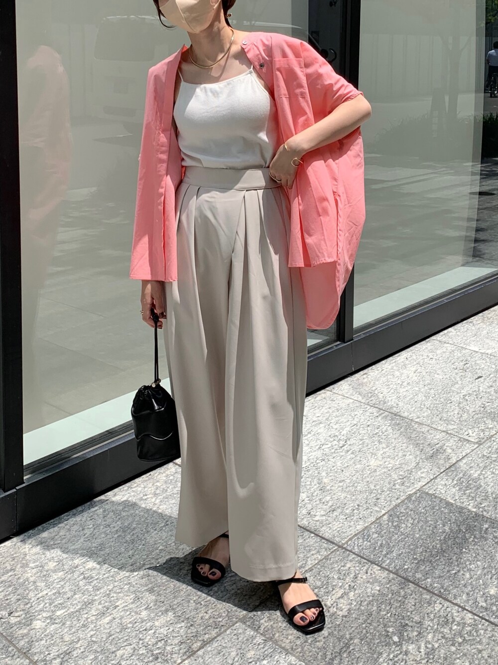 ピンク系のシャツ/ブラウス、ホワイト系のその他パンツ、その他のその他を着用したレディースの夏コーディネートの2枚目の写真