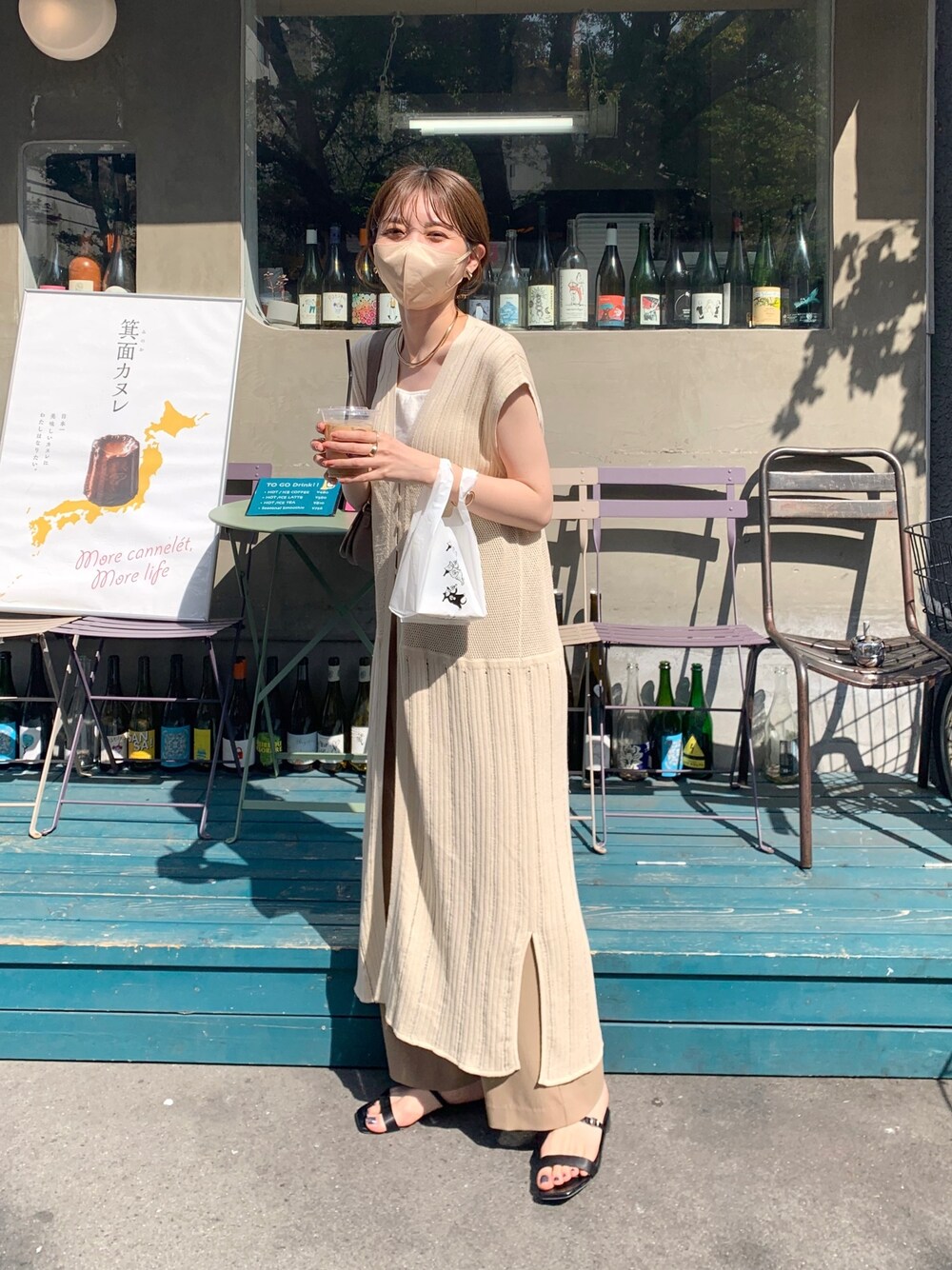 ホワイト系のワンピース、ブラウン系のその他パンツ、その他のその他を着用したレディースの春コーディネートの1枚目の写真