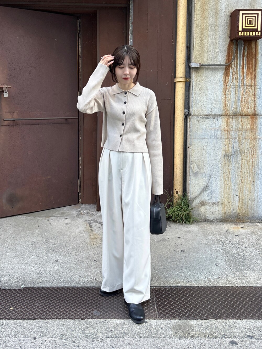 「カーティガン、淡色コーデ、ワイドパンツ、韓国ファッション、休日スタイル、マイベストコーデ2023、お出かけコーデ、ワントーンコーデ、オトナ女子、大人カジュアル、シンフルコーデ」｜「CAPRICIEUX LE'MAGEの襟付カーディガン（カーディガン/ボレロ、ベージュ系）」を使った、mana_lemageさん（レディース・161cm）の冬コーディネートの1枚目の写真