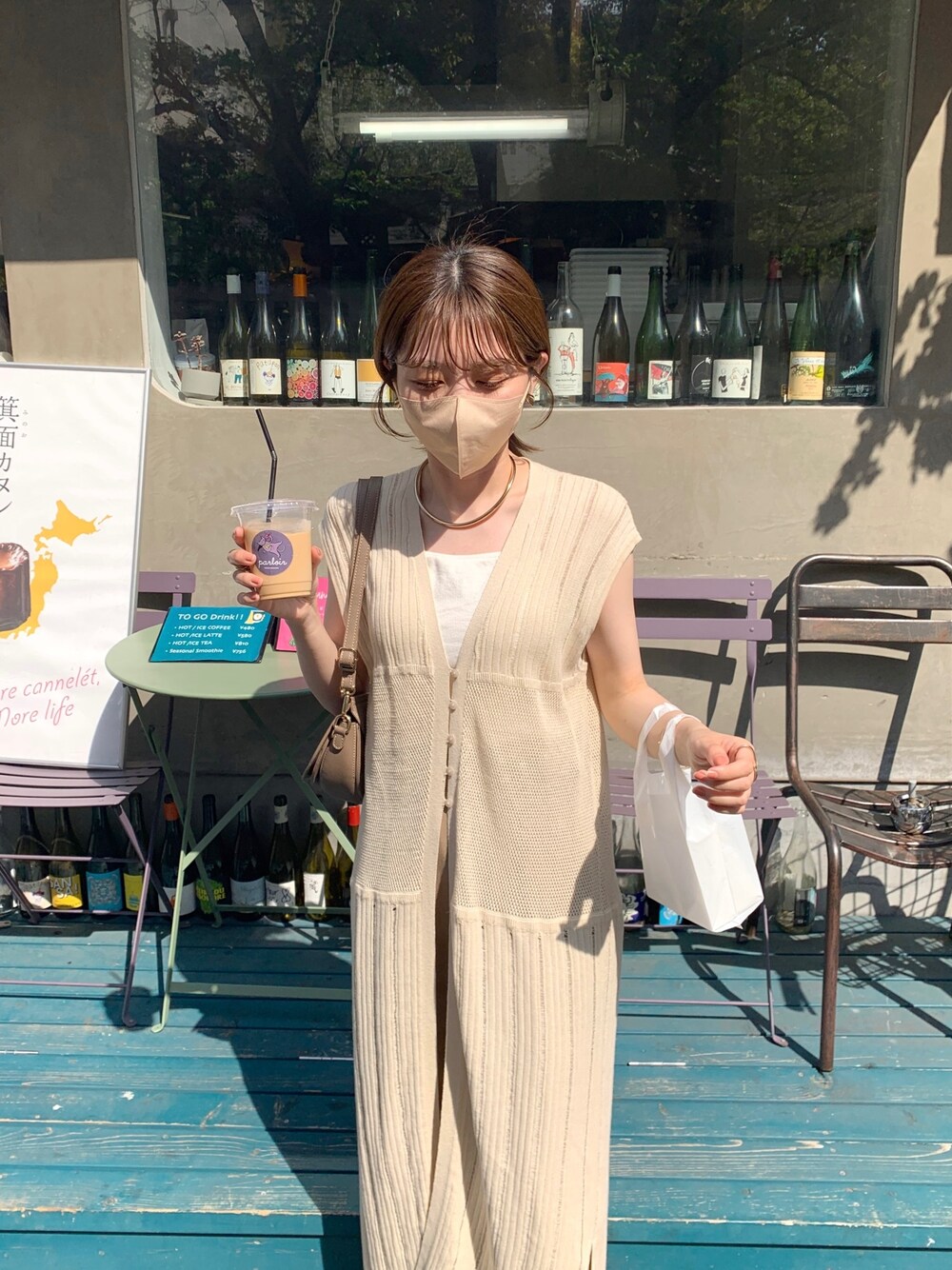 ホワイト系のワンピース、ブラウン系のその他パンツ、その他のその他を着用したレディースの春コーディネートの2枚目の写真