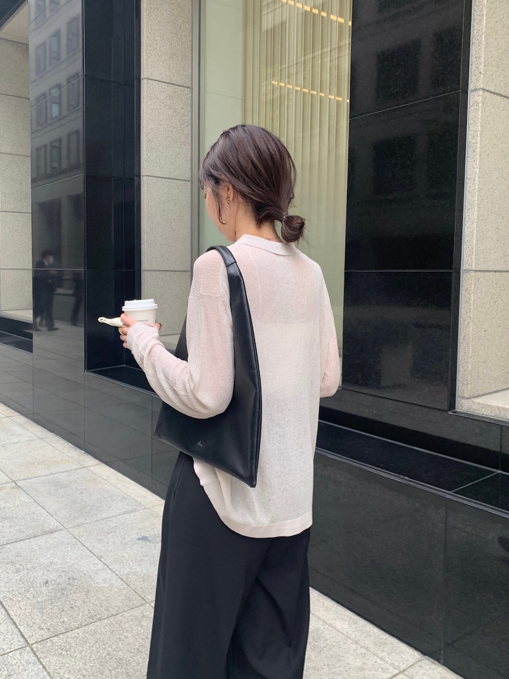 「春服デビュー宣言、きれいめカジュアル、カーディガン、ローファー、春服みてみて、休日スタイル、モノトーン、春コーデ、シアートップス、スラックス、ワイドパンツ、襟付きトップス、オトナ女子、大人カジュアル」｜「CAPRICIEUX LE'MAGEの襟付シアーカーディガン（カーディガン/ボレロ、ホワイト系）」を使った、mana_lemageさん（レディース・161cm）の春コーディネートの3枚目の写真