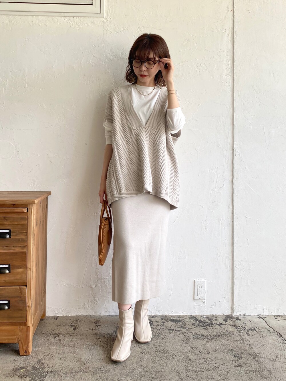「セットアイテム、ベスト、ニットベスト、ロンT、タイトスカート、ニットスカート、ワントーンコーデ、楽チンコーデ、秋服準備はじめました、秋トレンド2021、秋先取りコーデ、レイヤードスタイル、淡色コーデ、着回しコーデ、メガネ女子」｜「CAPRICIEUX LE'MAGEの〈セットアイテム〉3SETベストニットアップ（ワンピース、ホワイト系）」を使った、mana_lemageさん（レディース・161cm）の秋コーディネートの1枚目の写真