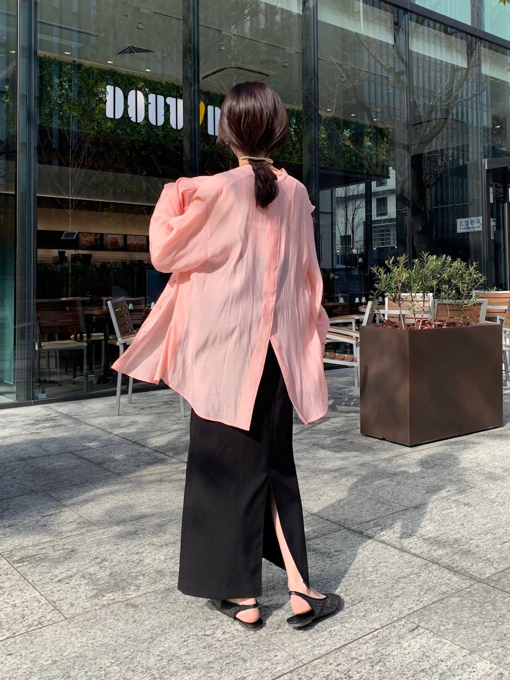 「ほめられ本命コーデ、ビビッドカラー、春色、レイヤードスタイル、キャミワンピ、ピンク、カラーコーデ、オトナ女子、大人カジュアル、休日スタイル、カラーシャツ」｜「CAPRICIEUX LE'MAGEのビスチェ風キャミワンピース（ワンピース、ブラック系）」を使った、mana_lemageさん（レディース・161cm）の冬コーディネートの3枚目の写真