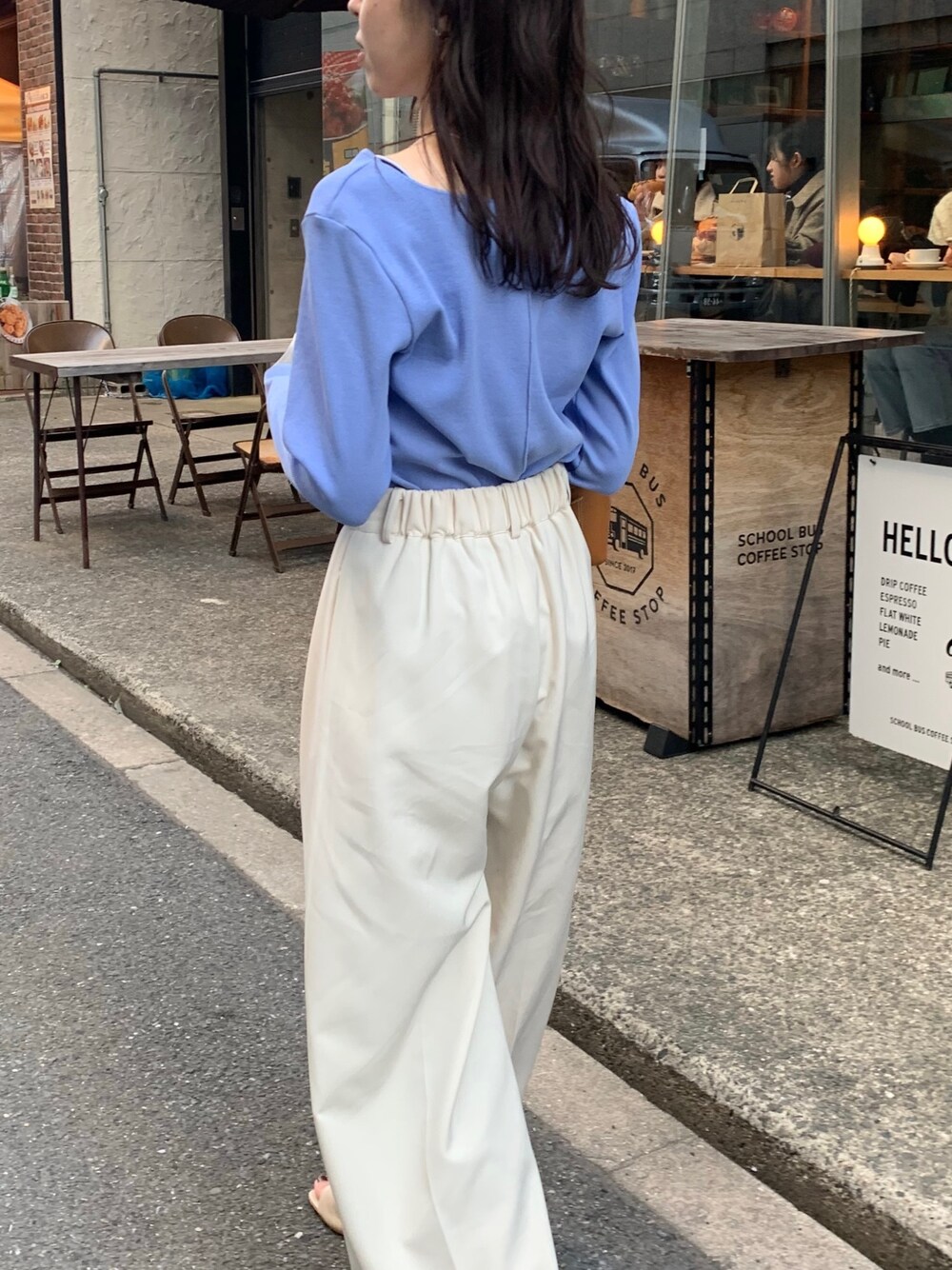「ブルー、フレアスリーブ、ビビッドカラー、春色、シンプルコーデ、きれいめカジュアル、ワイドパンツ、カラーコーデ、オトナ女子、大人カジュアル、休日スタイル」｜「CAPRICIEUX LE'MAGEの袖スリットロンT（Tシャツ/カットソー、ブルー系）」を使った、mana_lemageさん（レディース・161cm）の冬コーディネートの2枚目の写真