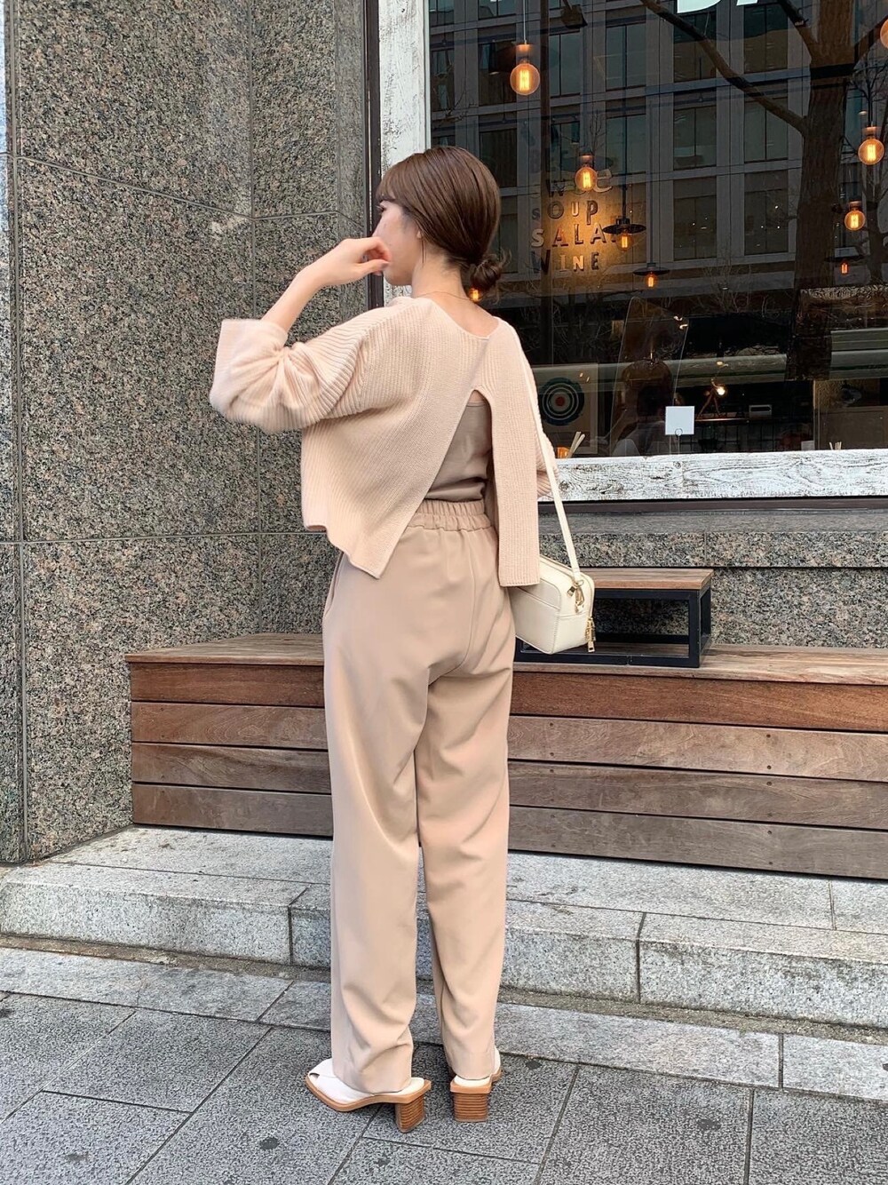 ベージュ系のニット/セーター、ホワイト系のショルダーバッグ、ブラウン系のその他パンツを着用したレディースの冬コーディネートの2枚目の写真