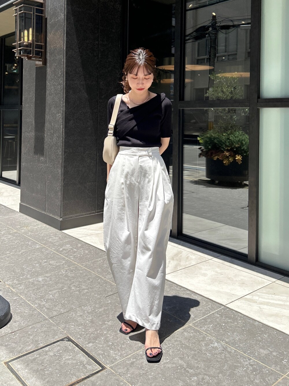 「モノトーン、初夏コーデ、カーブパンツ、アシメ、休日スタイル、リブニット、韓国ファッション、シンプルコーデ、スポーティ、カジュアルコーデ、大人カジュアル、オトナ女子」｜「CAPRICIEUX LE'MAGEのカーブパンツ（その他パンツ、ホワイト系）」を使った、mana_lemageさん（レディース・161cm）の春コーディネートの1枚目の写真