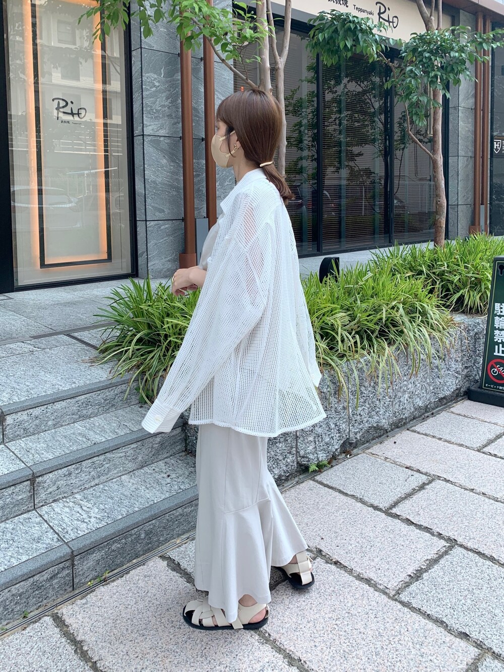 ホワイト系のシャツ/ブラウス、ブラック系のショルダーバッグ、ベージュ系のワンピースを着用したレディースの夏コーディネートの3枚目の写真