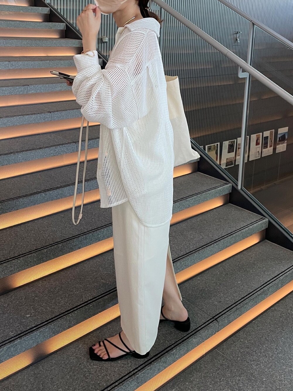 ホワイト系のワンピース、グリーン系のボディバッグ/ウエストポーチ、ホワイト系のシャツ/ブラウスを着用したレディースの夏コーディネートの4枚目の写真