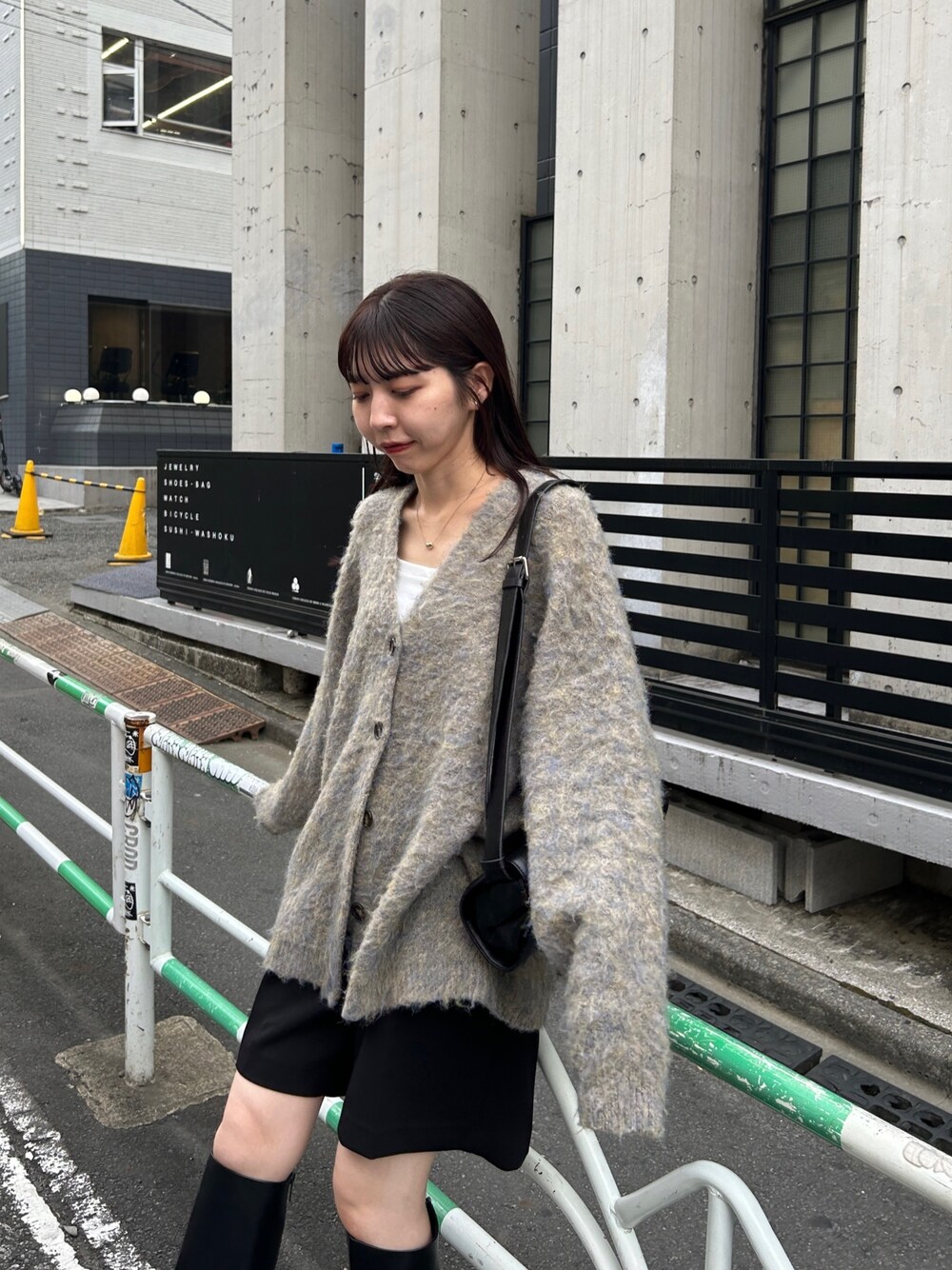 「カーティガン、ハーフパンツ、ニット、ブーツ、ロングブーツ、モノトーン、お出かけコーデ、オトナ女子、大人カジュアル、秋冬コーデ」｜「CAPRICIEUX LE'MAGEのアシメショートパンツ（その他パンツ、ブラック系）」を使った、mana_lemageさん（レディース・161cm）の秋コーディネートの3枚目の写真