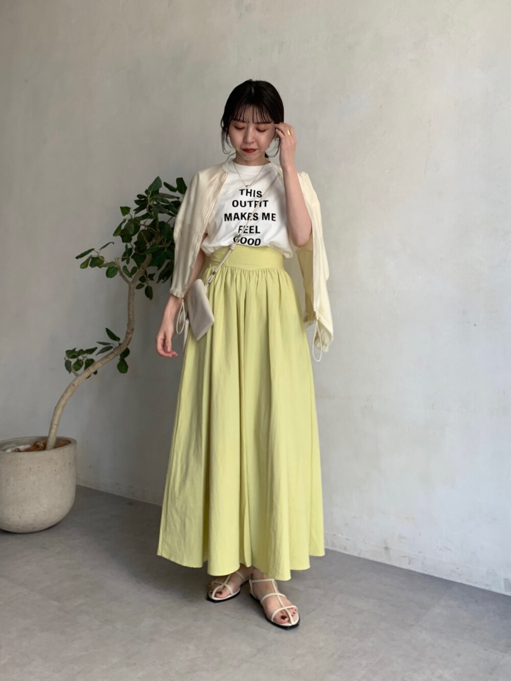 「Tシャツ、ロゴT、フレアスカート、ブルゾン、春服みてみて、休日スタイル、春コーデ、カラーコーデ、フラットシューズ、レイヤードスタイル、イエロー、オトナ女子、大人カジュアル」｜「CAPRICIEUX LE'MAGEの2WAY半袖フロッキーTシャツ（Tシャツ/カットソー、ホワイト系）」を使った、mana_lemageさん（レディース・161cm）の春コーディネートの1枚目の写真