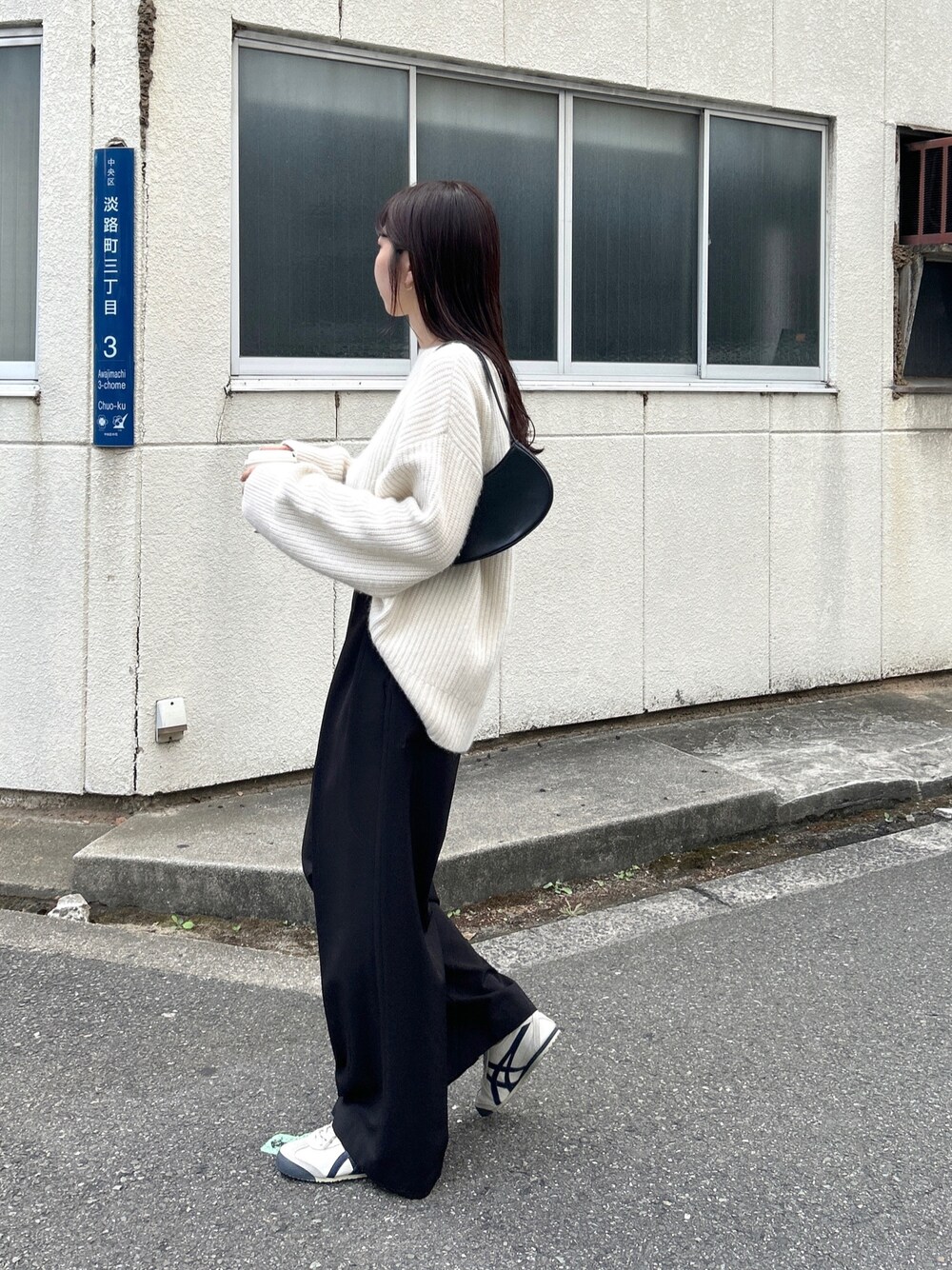 「スニーカー、秋コーデ、お出かけコーデ、シンプルコーデ、休日スタイル、モノトーン、ニット、ワイドパンツ、オトナ女子、大人カジュアル、ゆるコーデ」｜「CAPRICIEUX LE'MAGEのラクーンMIXプルオーバー（ニット/セーター、ホワイト系）」を使った、mana_lemageさん（レディース・161cm）の秋コーディネートの3枚目の写真