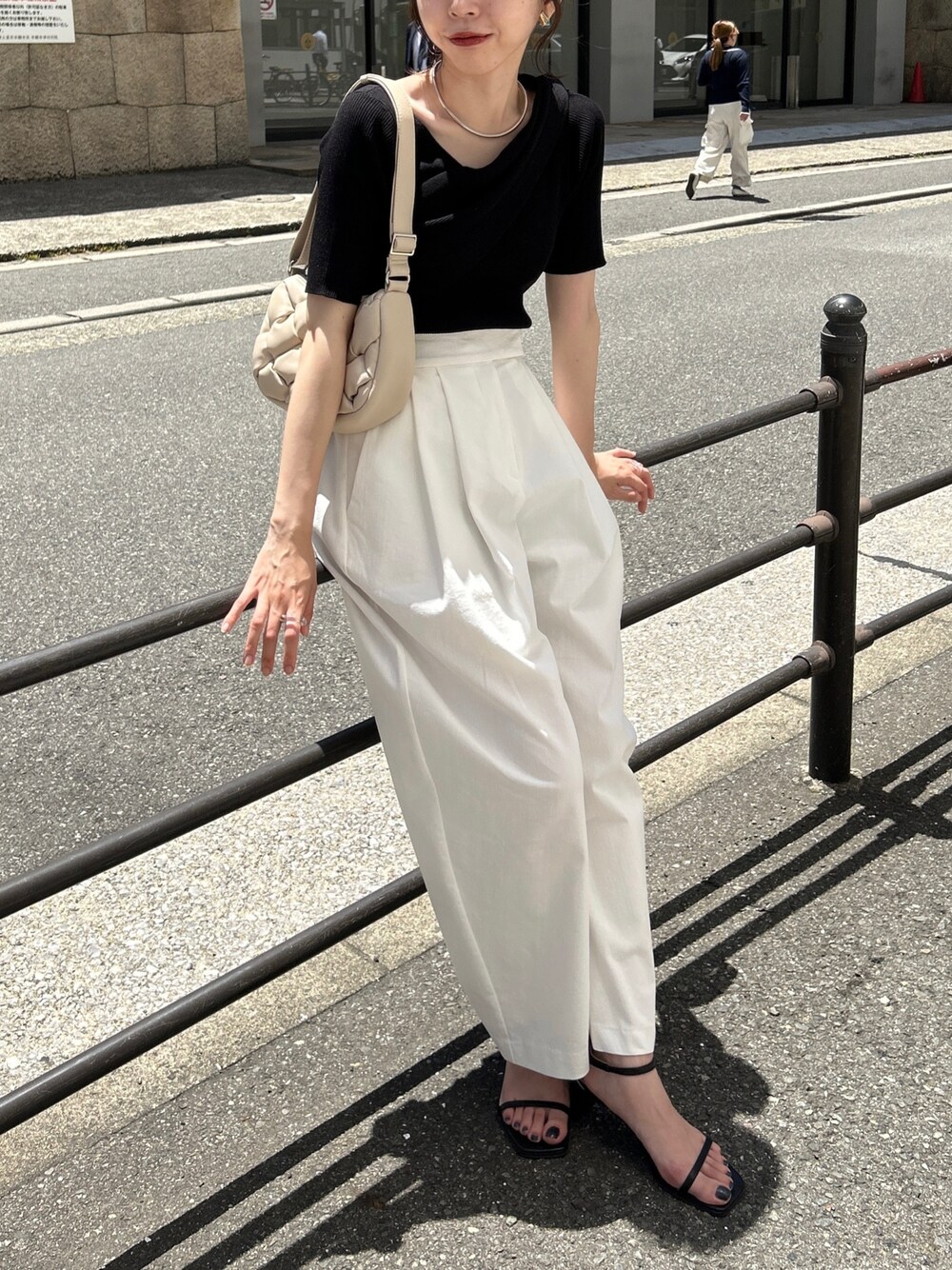 「モノトーン、初夏コーデ、カーブパンツ、アシメ、休日スタイル、リブニット、韓国ファッション、シンプルコーデ、スポーティ、カジュアルコーデ、大人カジュアル、オトナ女子」｜「CAPRICIEUX LE'MAGEのカーブパンツ（その他パンツ、ホワイト系）」を使った、mana_lemageさん（レディース・161cm）の春コーディネートの3枚目の写真