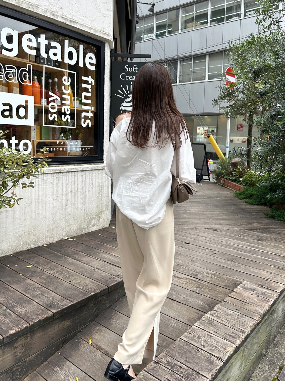 「休日スタイル、韓国ファッション、淡色コーデ、お出かけコーデ、シンプルコーデ、アシメ、シャツスタイル、ラインパンツ、ポインテッドトゥ、大人カジュアル、オトナ女子」｜「CAPRICIEUX LE'MAGEのアシメシャツ（シャツ/ブラウス、ホワイト系）」を使った、mana_lemageさん（レディース・161cm）の夏コーディネートの2枚目の写真