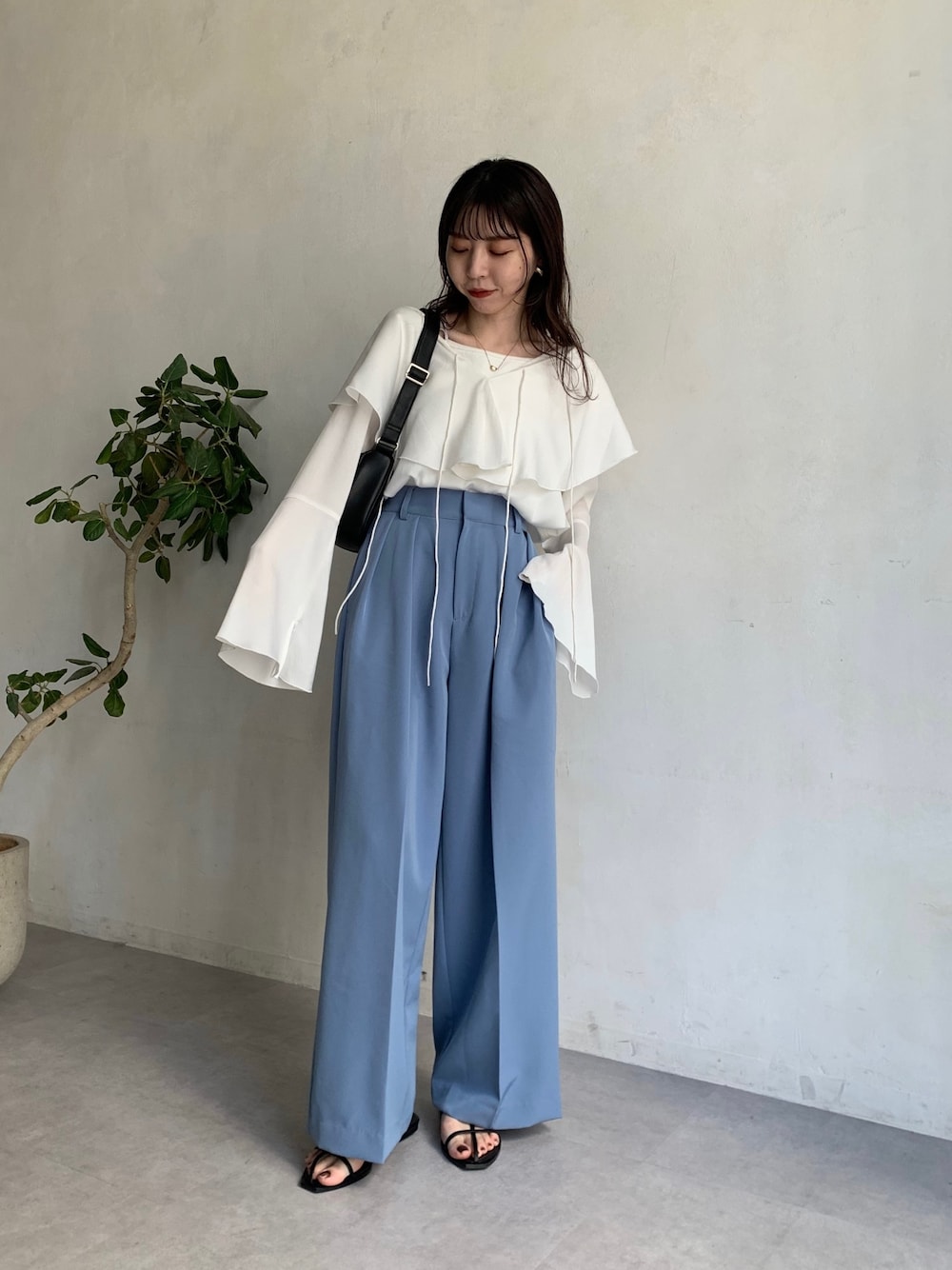 「フリル、ブルー、カラーパンツ、春服みてみて、休日スタイル、春コーデ、韓国ファッション、オトナ女子、大人カジュアル、フレアスリーブ、春カラー」｜「CAPRICIEUX LE'MAGEのWストラップキャミ（キャミソール、ホワイト系）」を使った、mana_lemageさん（レディース・161cm）の春コーディネートの1枚目の写真