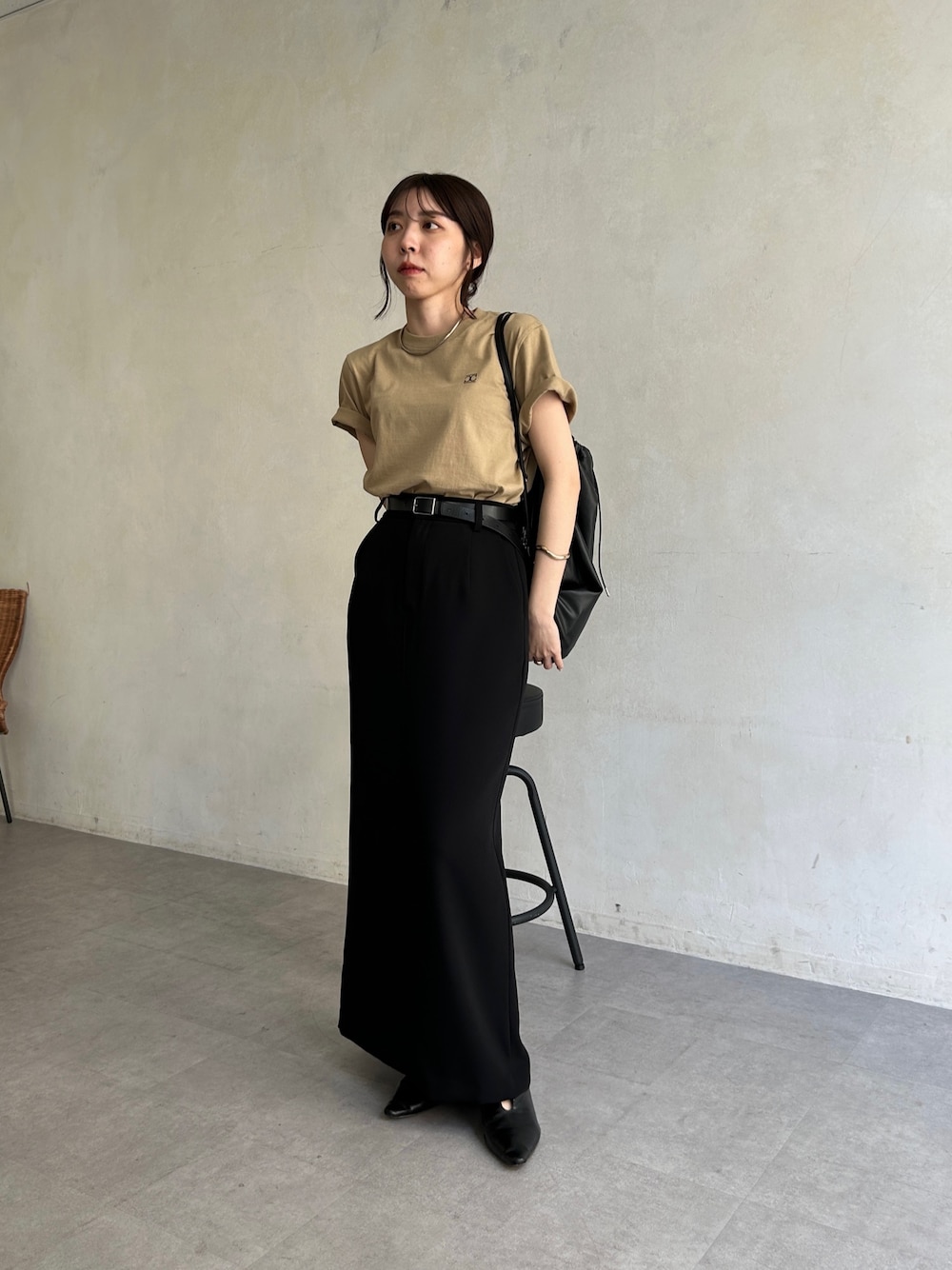 「春のおしゃ見えテクニック、春服みてみて、お出かけコーデ、大人カジュアル、休日スタイル、Tシャツ、ロゴT、タイトスカート、オトナ女子、スポーツミックス」｜「CAPRICIEUX LE'MAGEのLE'MAGE 1ポイントＴシャツ（Tシャツ/カットソー、ベージュ系）」を使った、mana_lemageさん（レディース・161cm）の春コーディネートの1枚目の写真