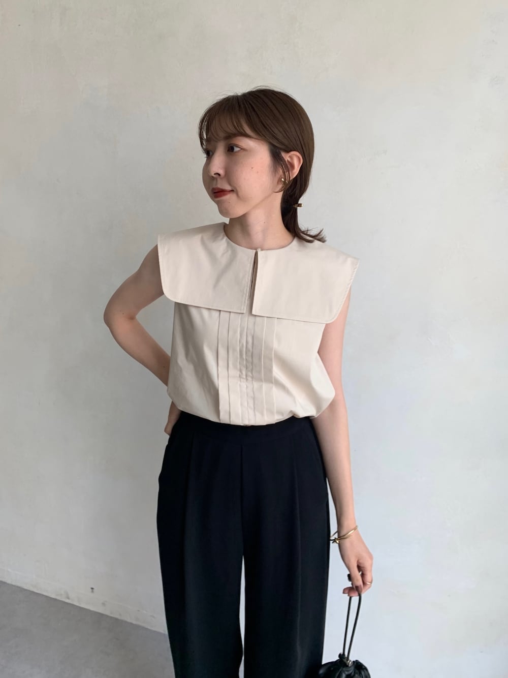 「きれいめカジュアル、夏セールで買いました、シンプルコーデ、タックイン、襟付きトップス、ノースリーブ、モノトーン、オトナカジュアル、オトナ女子、夏コーデ、休日スタイル」｜「CAPRICIEUX LE'MAGEのケープ襟シャツ（シャツ/ブラウス、ホワイト系）」を使った、mana_lemageさん（レディース・161cm）の夏コーディネートの4枚目の写真