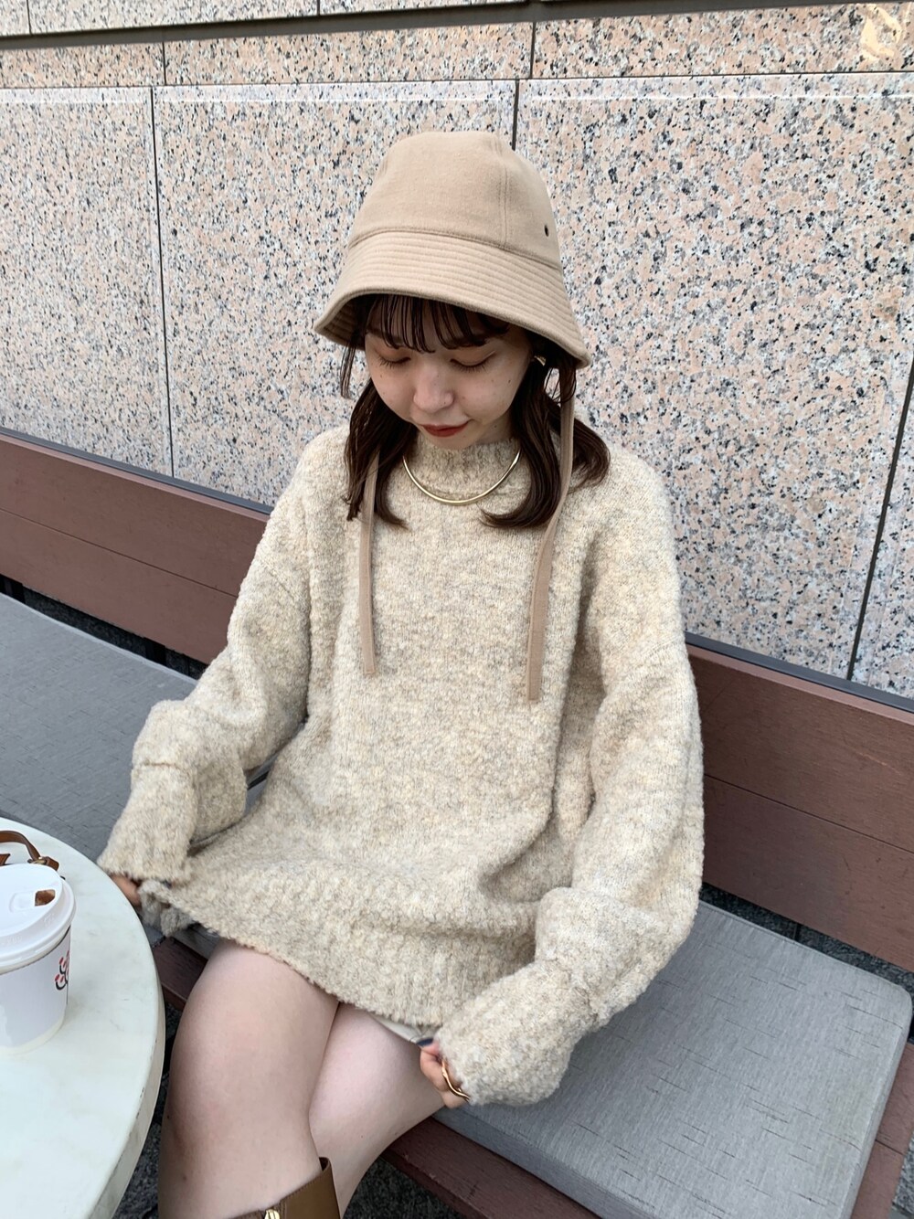 ホワイト系のその他パンツ、ベージュ系のニット/セーター、ブラウン系のブーツを着用したレディースの秋コーディネートの3枚目の写真