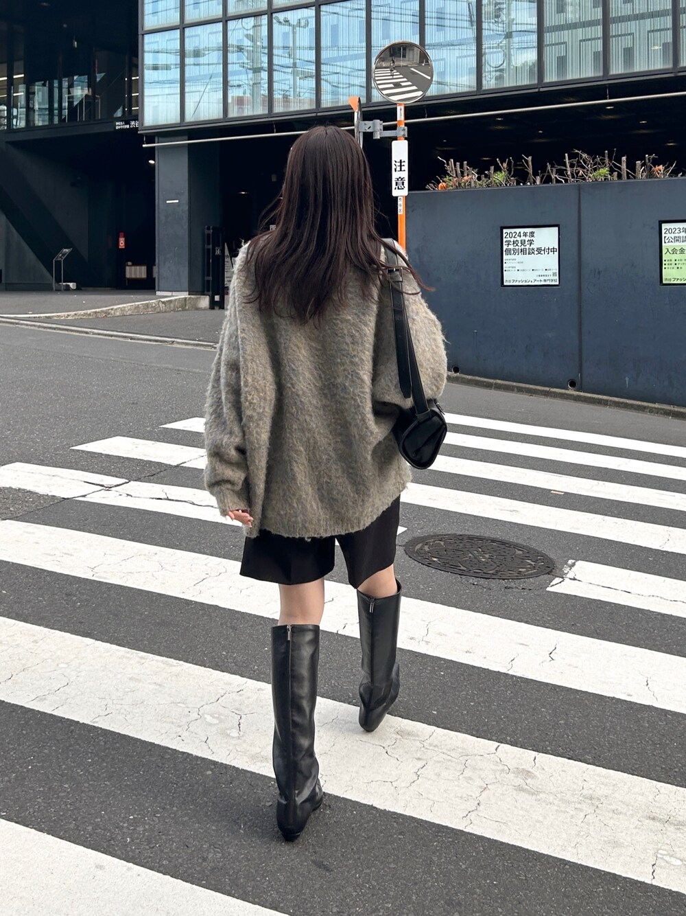 「カーティガン、ハーフパンツ、ニット、ブーツ、ロングブーツ、モノトーン、お出かけコーデ、オトナ女子、大人カジュアル、秋冬コーデ」｜「CAPRICIEUX LE'MAGEのアシメショートパンツ（その他パンツ、ブラック系）」を使った、mana_lemageさん（レディース・161cm）の秋コーディネートの2枚目の写真