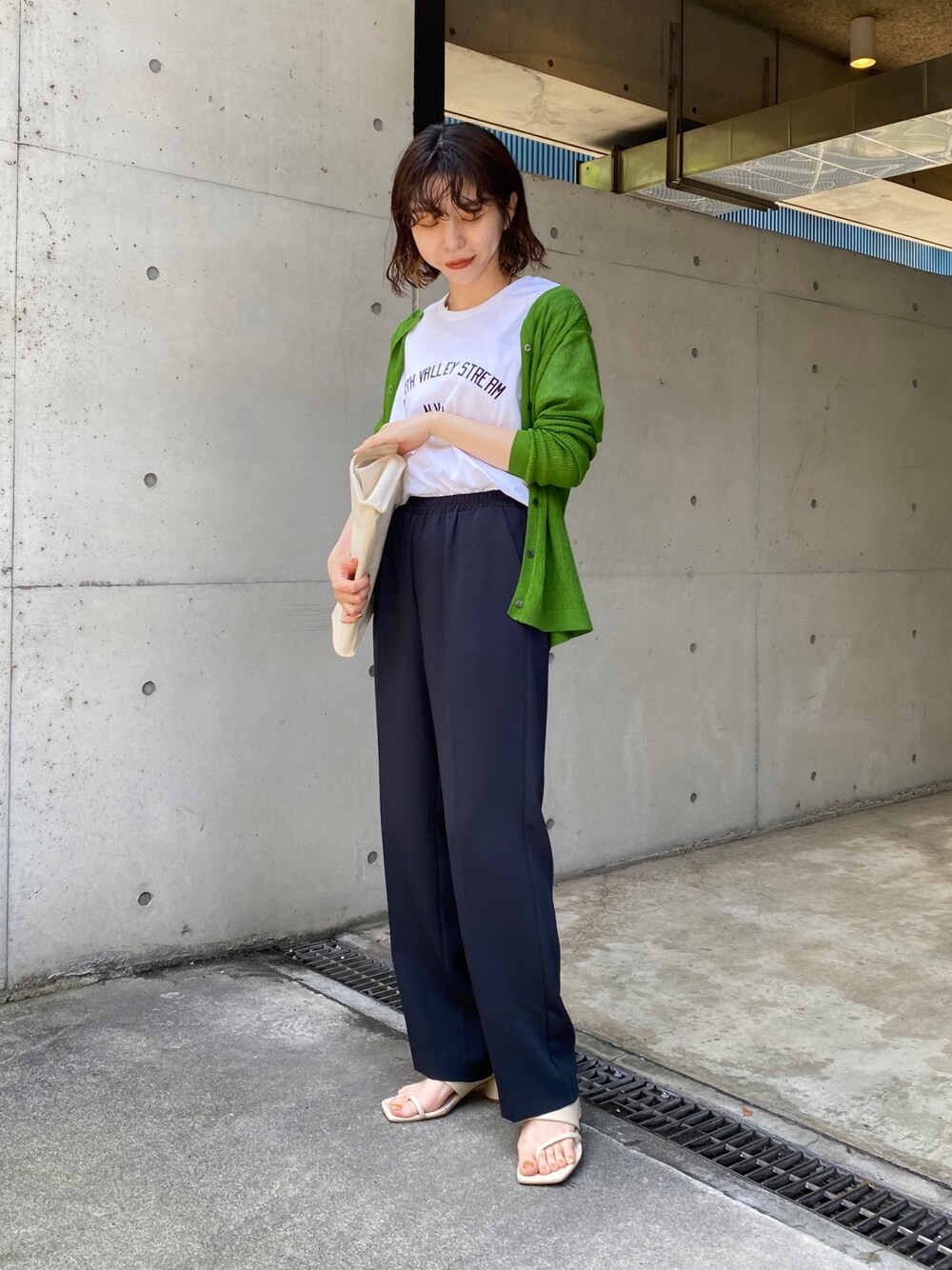 ホワイト系のTシャツ/カットソー、グリーン系のカーディガン/ボレロ、ホワイト系のトートバッグを着用したレディースの夏コーディネートの1枚目の写真