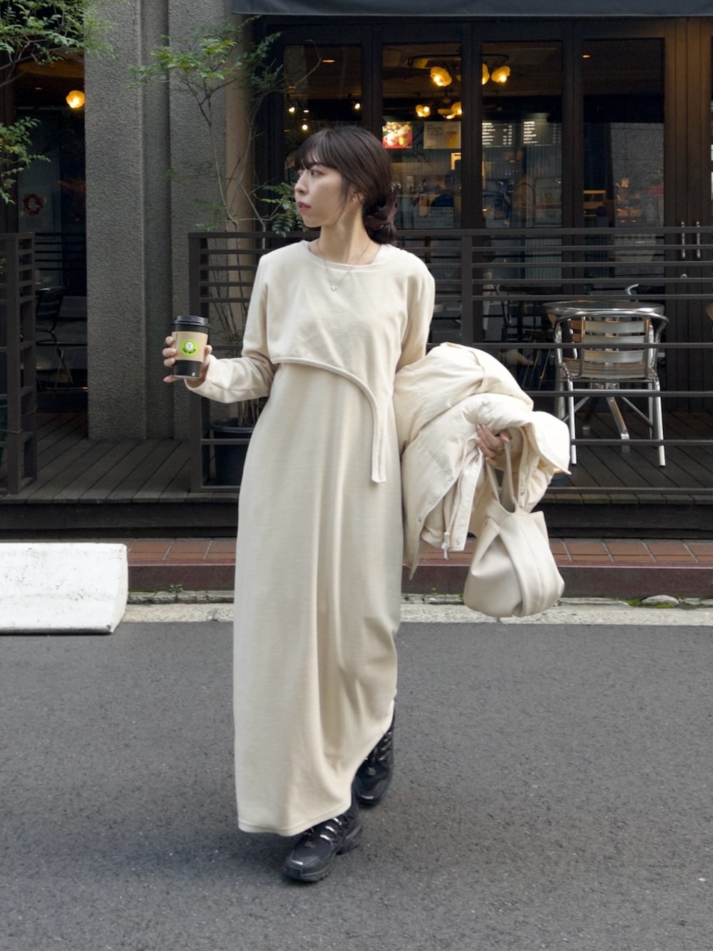 「冬コーデ、クリスマスに着たい服、マイベストコーデ2024、休日スタイル、レイヤードスタイル、淡色コーデ、ワンピース、ベロア、大人カジュアル、オトナ女子」｜「CAPRICIEUX LE'MAGEの【サイズ展開あり】2WAY中綿ミドルコート（その他アウター、ベージュ系）」を使った、mana_lemageさん（レディース・161cm）の冬コーディネートの1枚目の写真