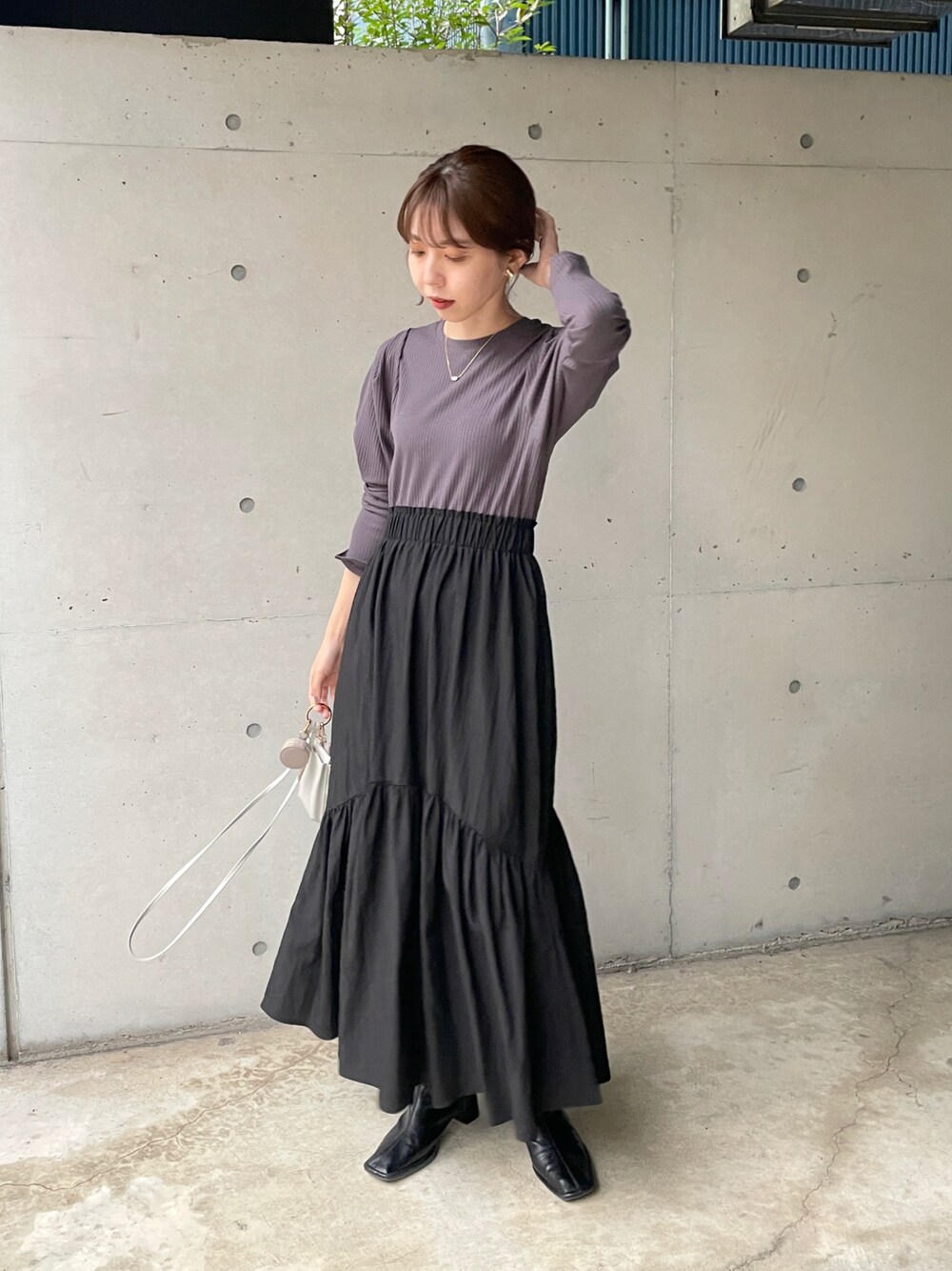 「ワントーンコーデ、ワンピース、オトナ女子、オトナカジュアル、休日スタイル、私の推しブランド、ロングワンピース、パフスリーブ、ドッキングワンピ、ギャザースカート」｜「CAPRICIEUX LE'MAGEのドッキングギャザーワンピース（ワンピース、グレー系）」を使った、mana_lemageさん（レディース・161cm）の冬コーディネートの1枚目の写真