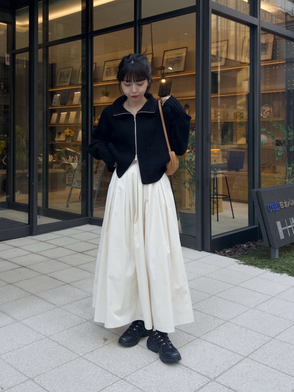 チンツタックフレアスカートを使った人気ファッションコーディネート 