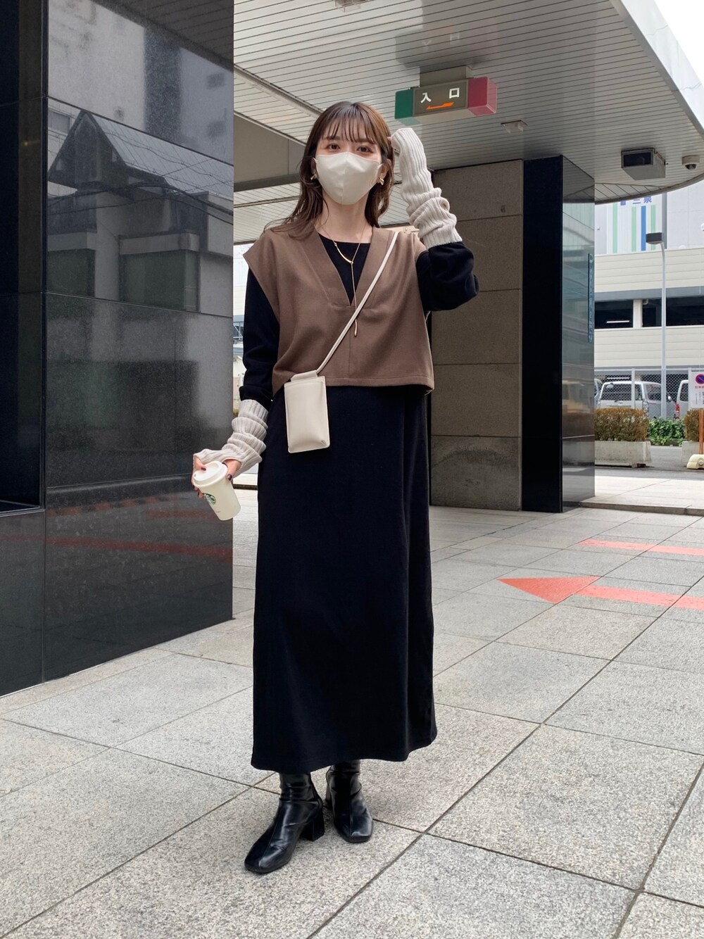 「冬コーデ、スクエアトゥ、モード、レイヤードスタイル、ロングワンピース、ベスト、大人カジュアル、オトナ女子、シンプルスタイル、福袋、休日スタイル、スマホショルダー」｜「CAPRICIEUX LE'MAGEの【2023福袋】LE'MAGE-A リブワンピセット（福袋/福箱、ブラック系）」を使った、mana_lemageさん（レディース・161cm）の秋コーディネートの1枚目の写真