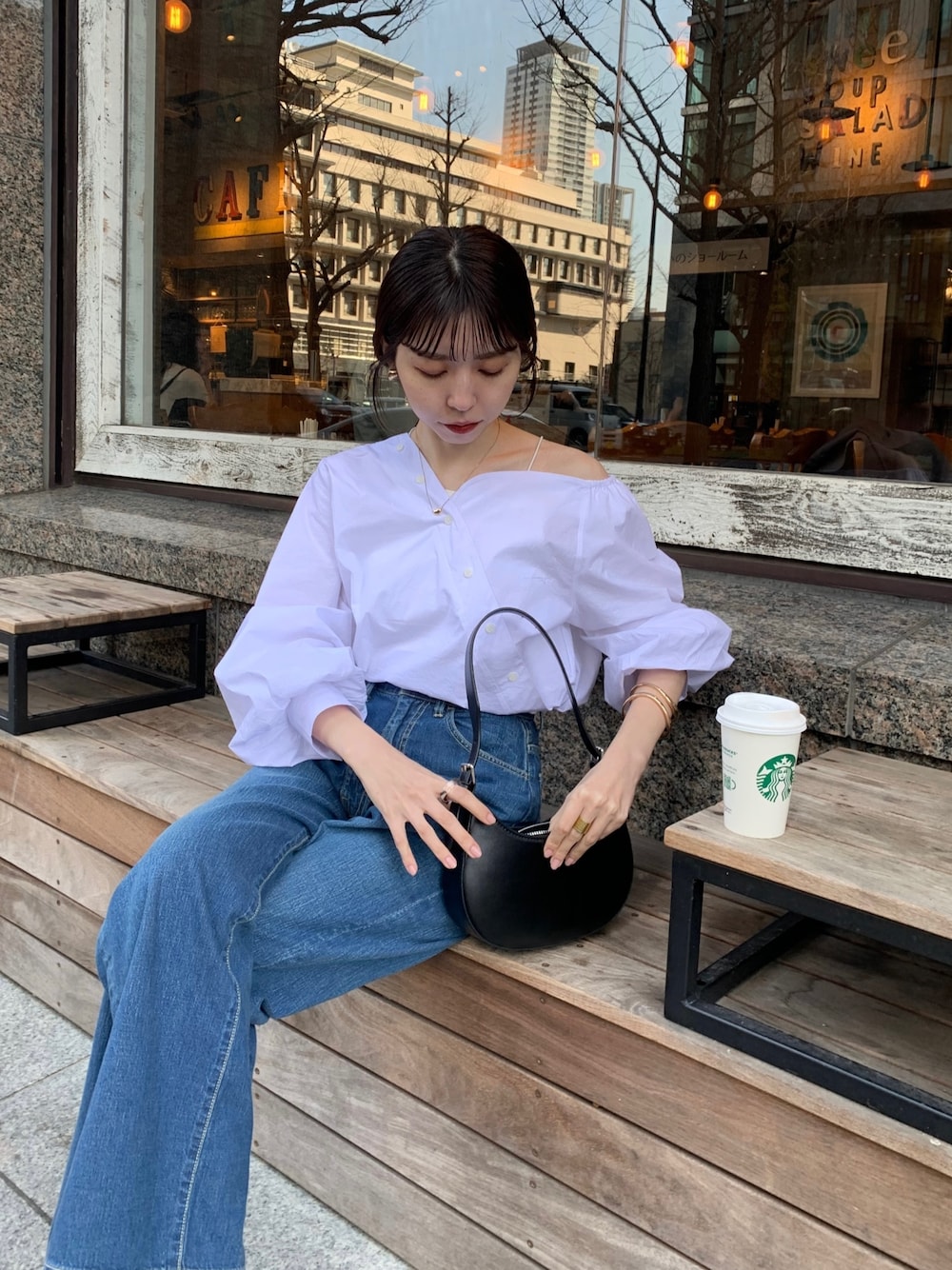 ホワイト系のシャツ/ブラウス、ブラック系のハンドバッグ、ブラック系のサンダルを着用したレディースの春コーディネートの2枚目の写真