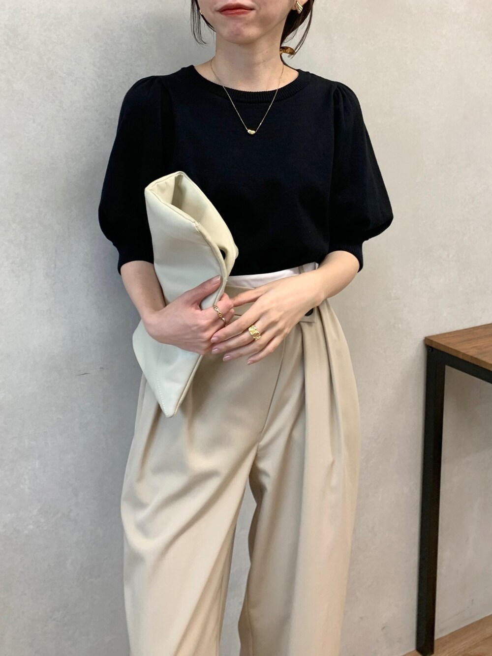 「シンプルコーデ、休日スタイル、春夏コーデ、春コーデ、大人カジュアル、オトナ女子、パフスリーブ、キレイめカジュアル、アシメ、春ニット」｜「CAPRICIEUX LE'MAGEの5分袖パフニット（ニット/セーター、ブラック系）」を使った、mana_lemageさん（レディース・161cm）の春コーディネートの3枚目の写真