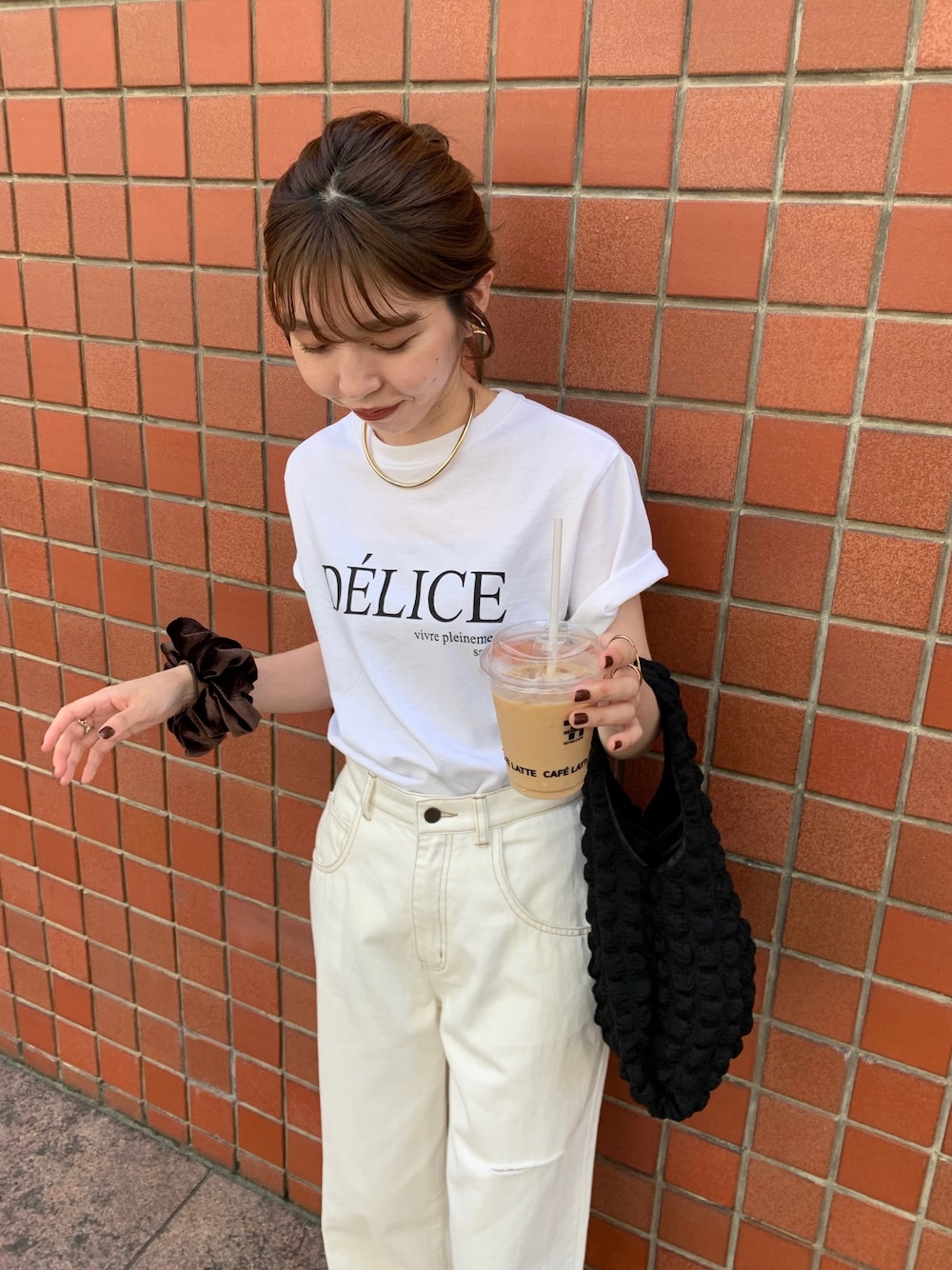 「デニム、ホワイトデニム、夏コーデ、ワントーンコーデ、ロゴT、モノトーン、オトナカジュアル、オトナ女子、白Tシャツ、デニムパンツ、バックプリント」｜「CAPRICIEUX LE'MAGEのDELICE PHOTO Tシャツ（Tシャツ/カットソー、ホワイト系）」を使った、mana_lemageさん（レディース・161cm）の夏コーディネートの4枚目の写真