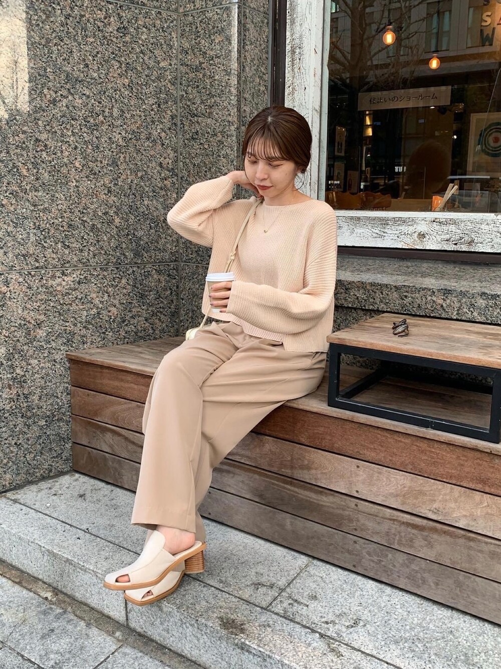 ベージュ系のニット/セーター、ホワイト系のショルダーバッグ、ブラウン系のその他パンツを着用したレディースの冬コーディネートの3枚目の写真