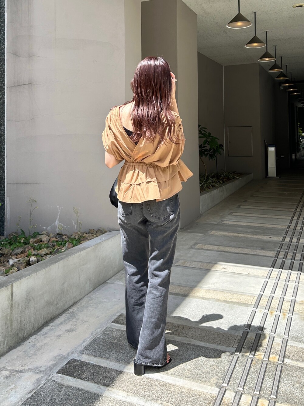 「お出かけコーデ、ブラウス、カシュクール、デニム、フレアデニム、ブラックデニム、休日スタイル、夏コーデ、オトナ女子、大人カジュアル」｜「CAPRICIEUX LE'MAGEのカシュクールギャザーブラウス（シャツ/ブラウス、イエロー系）」を使った、mana_lemageさん（レディース・161cm）の夏コーディネートの2枚目の写真