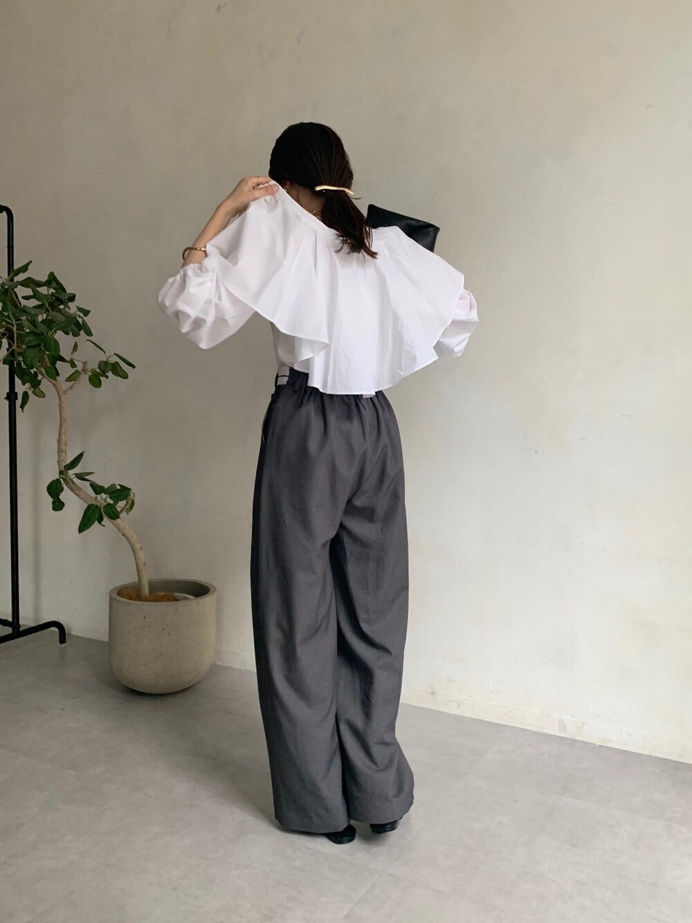 ホワイト系のシャツ/ブラウス、グレー系のその他パンツ、ブラック系のサンダルを着用したレディースの春コーディネートの2枚目の写真