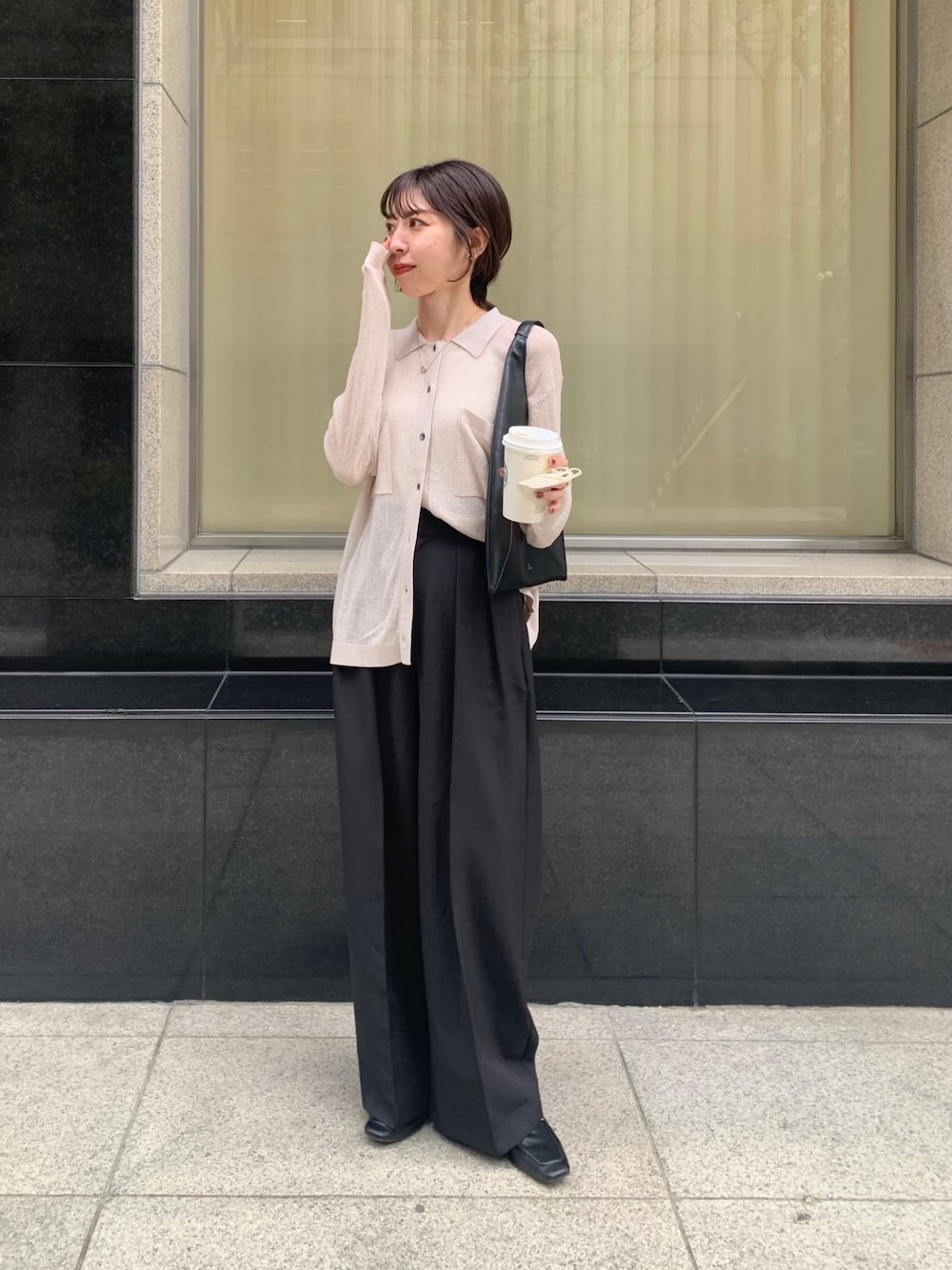 「春服デビュー宣言、きれいめカジュアル、カーディガン、ローファー、春服みてみて、休日スタイル、モノトーン、春コーデ、シアートップス、スラックス、ワイドパンツ、襟付きトップス、オトナ女子、大人カジュアル」｜「CAPRICIEUX LE'MAGEの襟付シアーカーディガン（カーディガン/ボレロ、ホワイト系）」を使った、mana_lemageさん（レディース・161cm）の春コーディネートの1枚目の写真